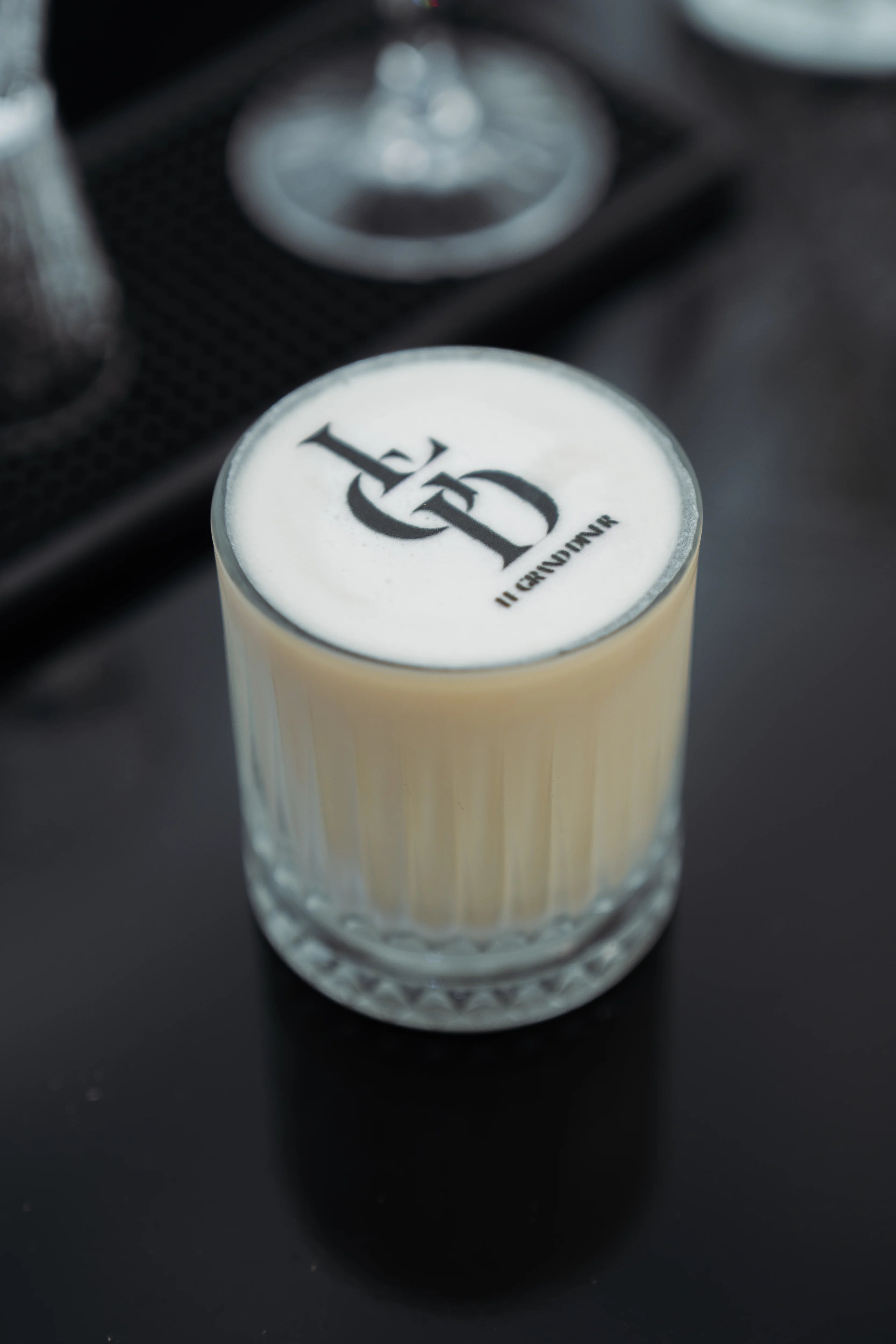 Cocktail avec le logo Le Grand Dîner imprimé sur la mousse