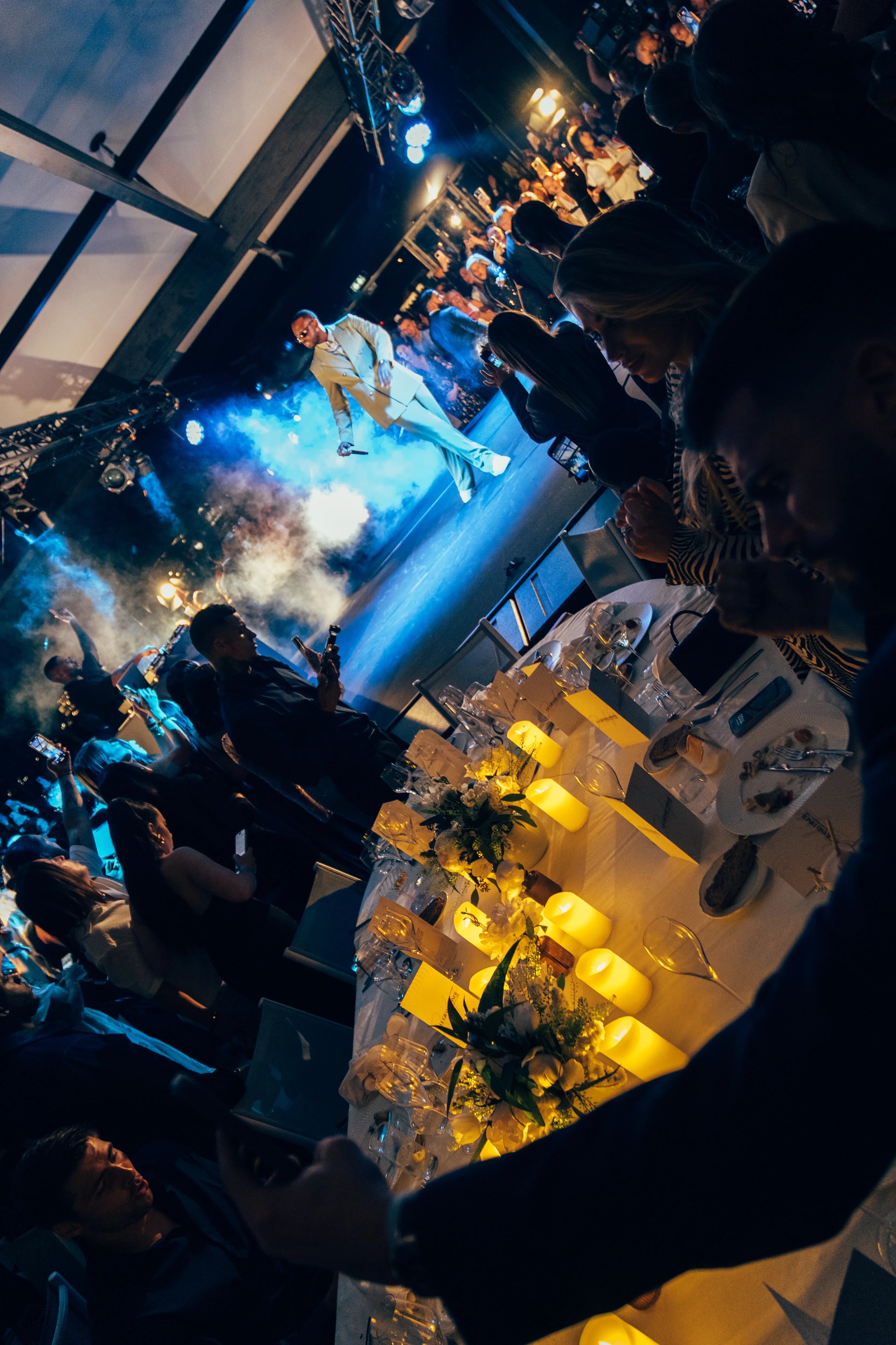 Table d'honneur devant la scène pendant la prestation de Dadju
