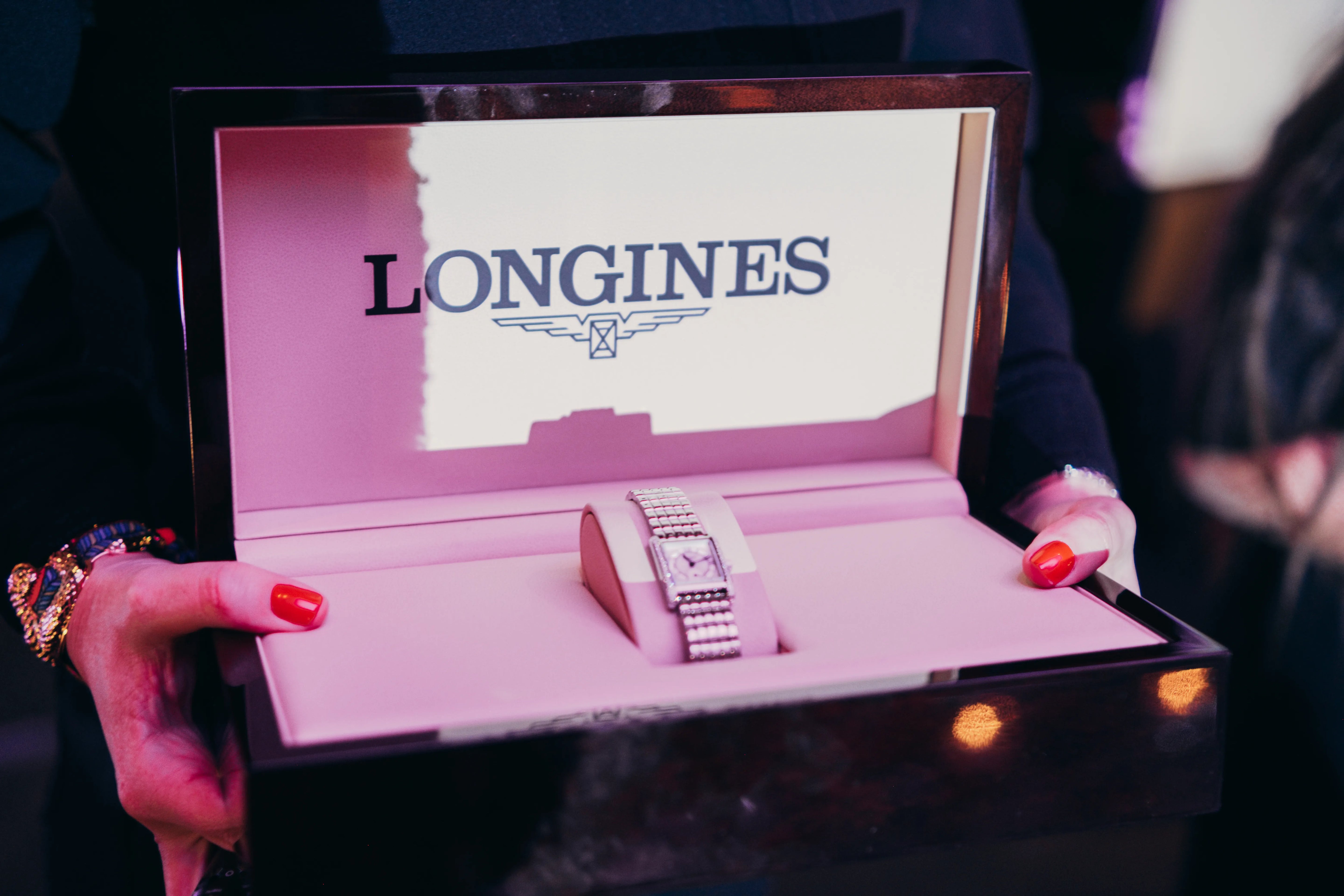 Boîte écrin Longines avec une montre de luxe.