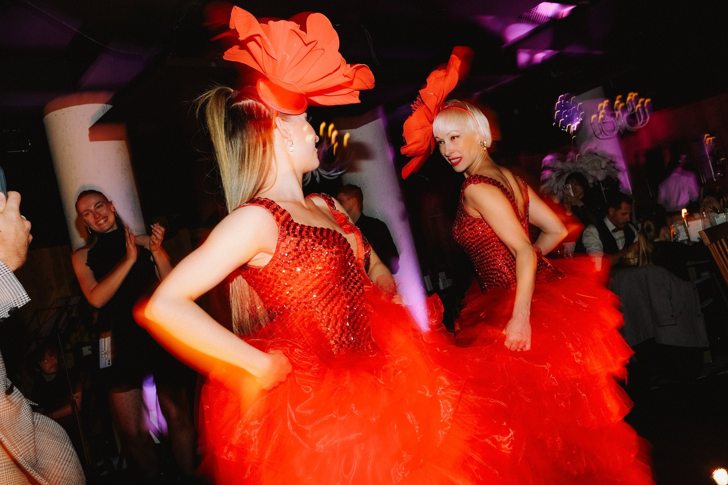 Deux danseuses dansent pendant Le Grand Dîner à Courchevel à L'Écrin Blanc.