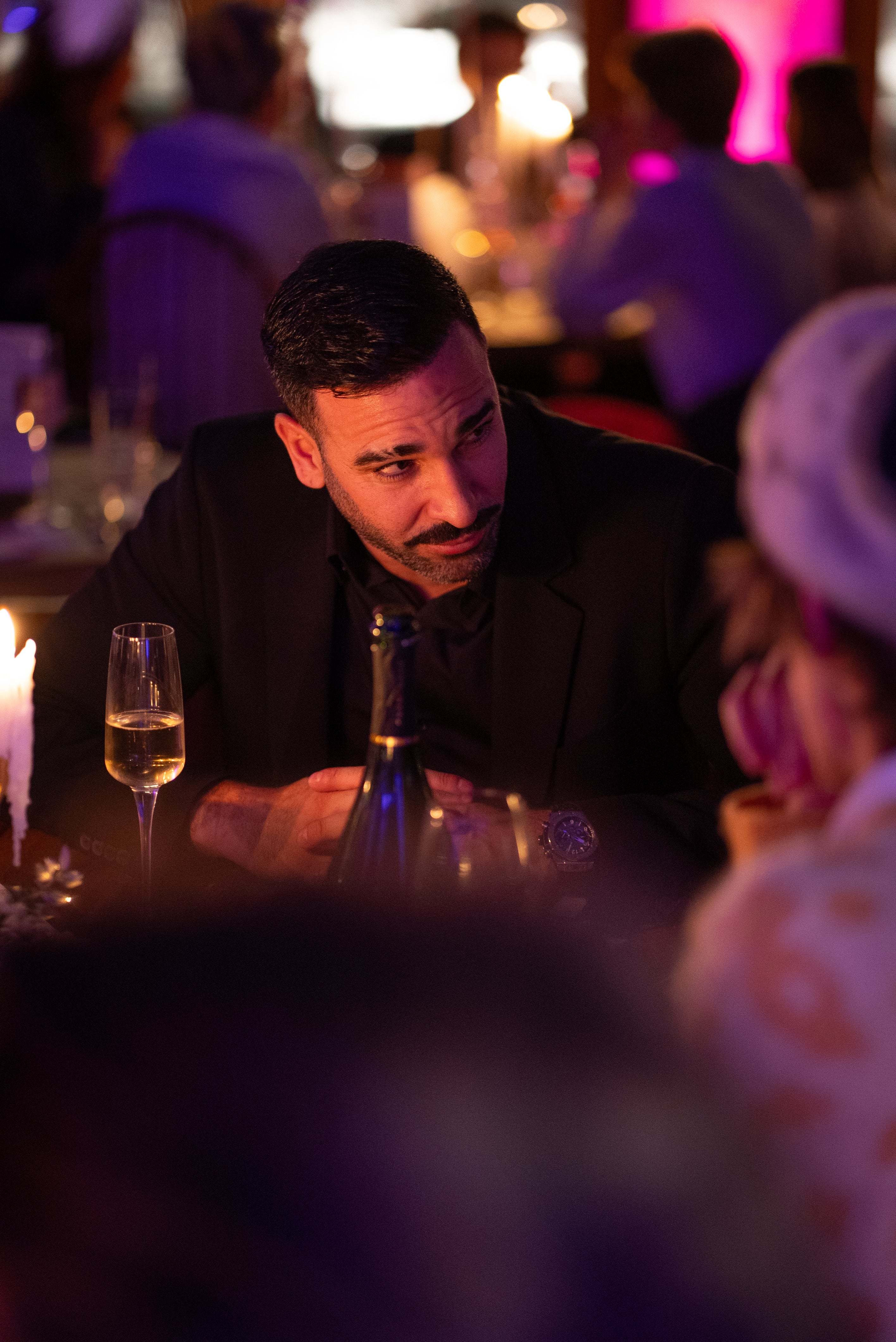 Adil Rami installé à table