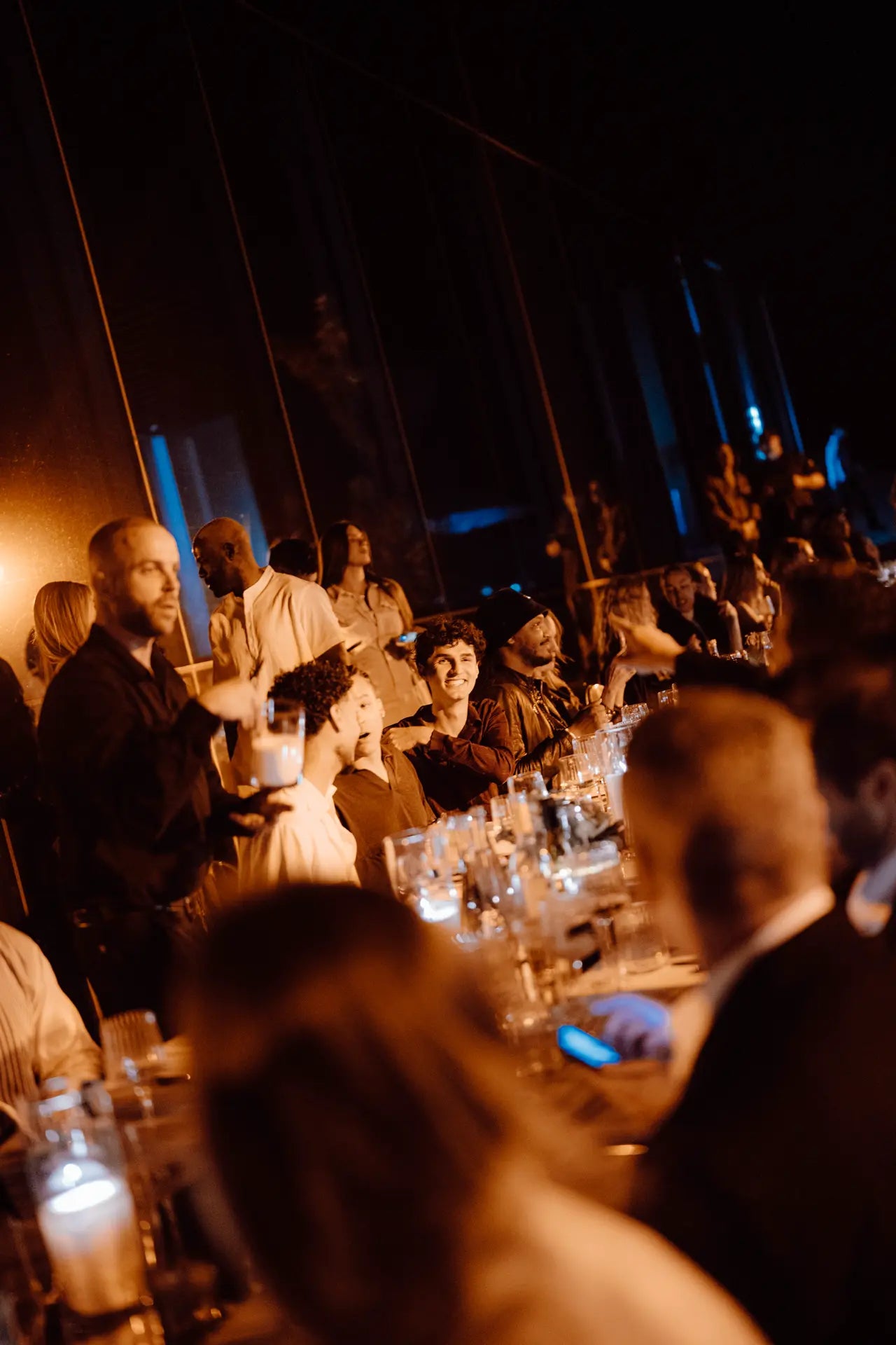 Vue large sur la table, les convives discutent et s'amusent entre eux entre deux scènes du spectacle