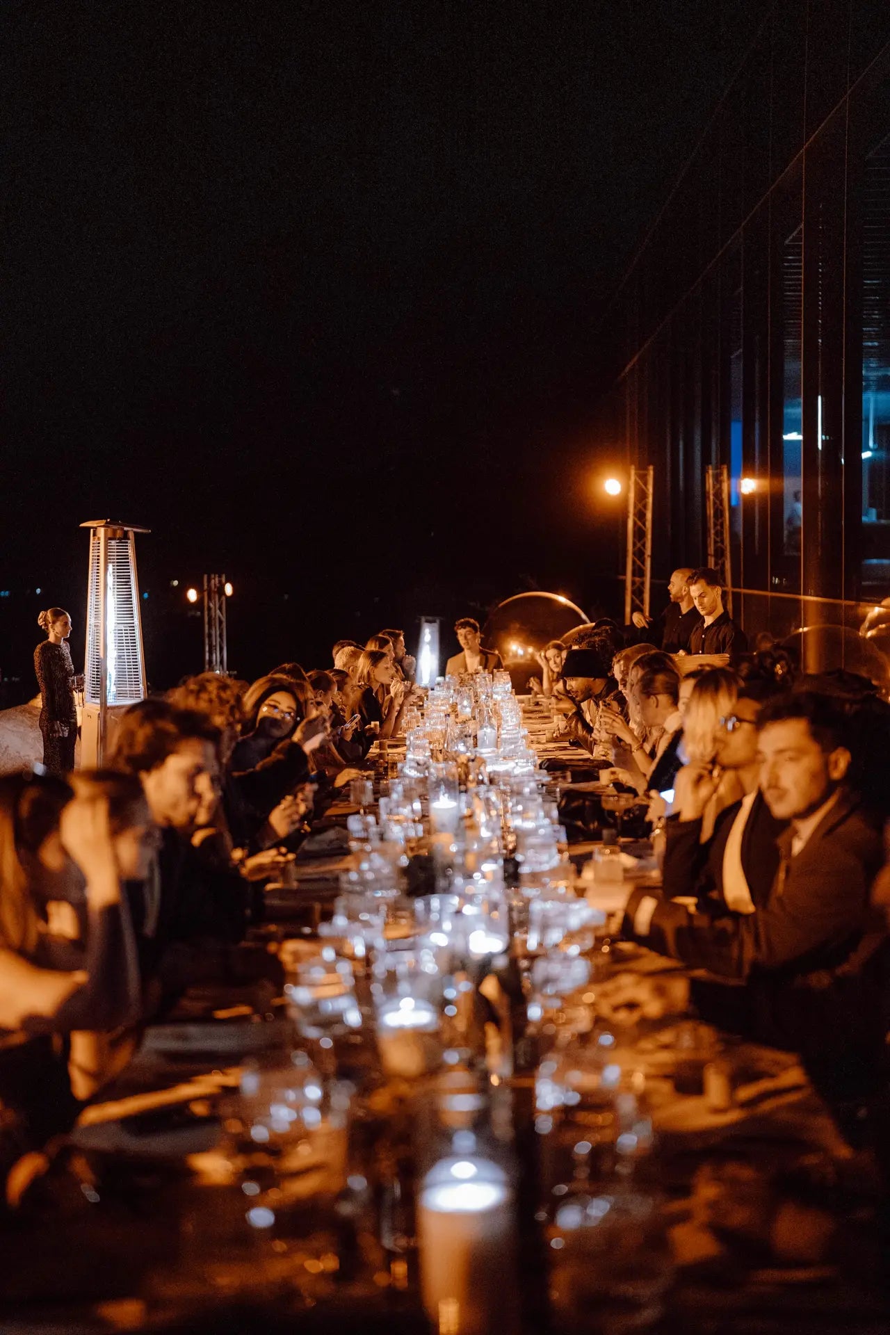 Vue générale de la table, les convives y sont installés