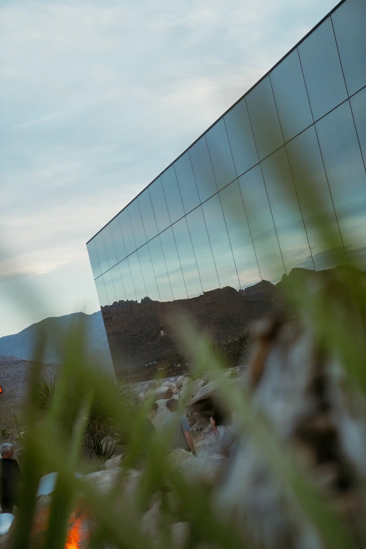 Vue resserrée sur la parroi de L'Invisible House, en journée