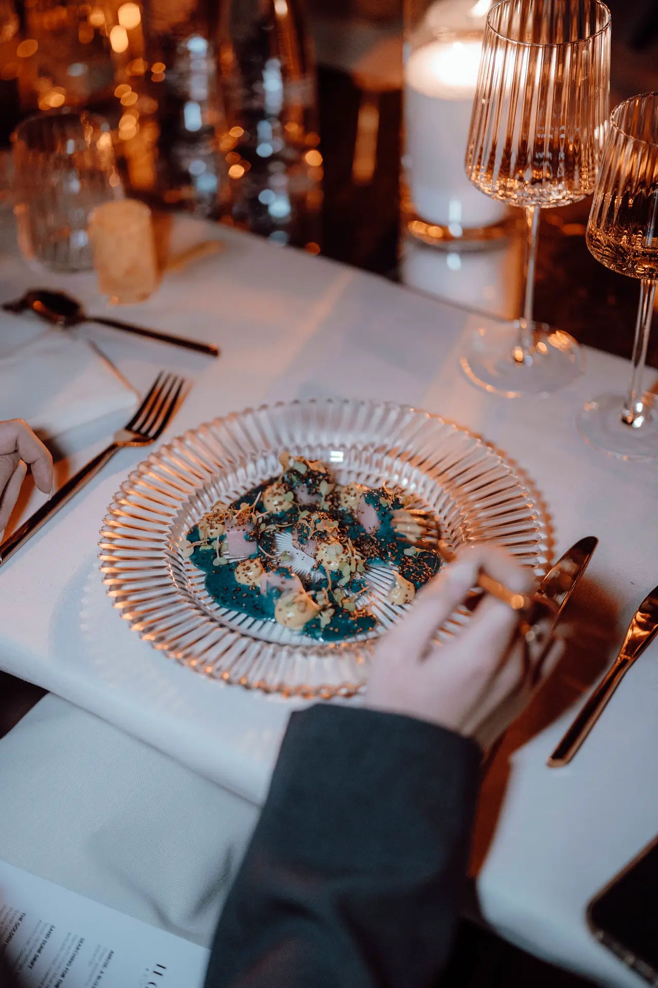 Vue sur l'assiette de l'entrée, Hamashi cru, sauce à la spiruline, avocat miso et sarrasin grillé