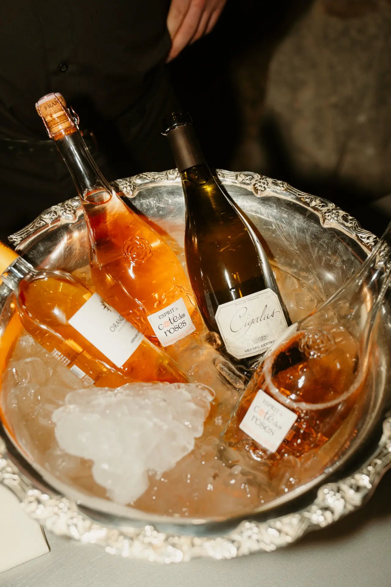 Vasque remplie dans laquelle des bouteilles de vin attendent d'être servies