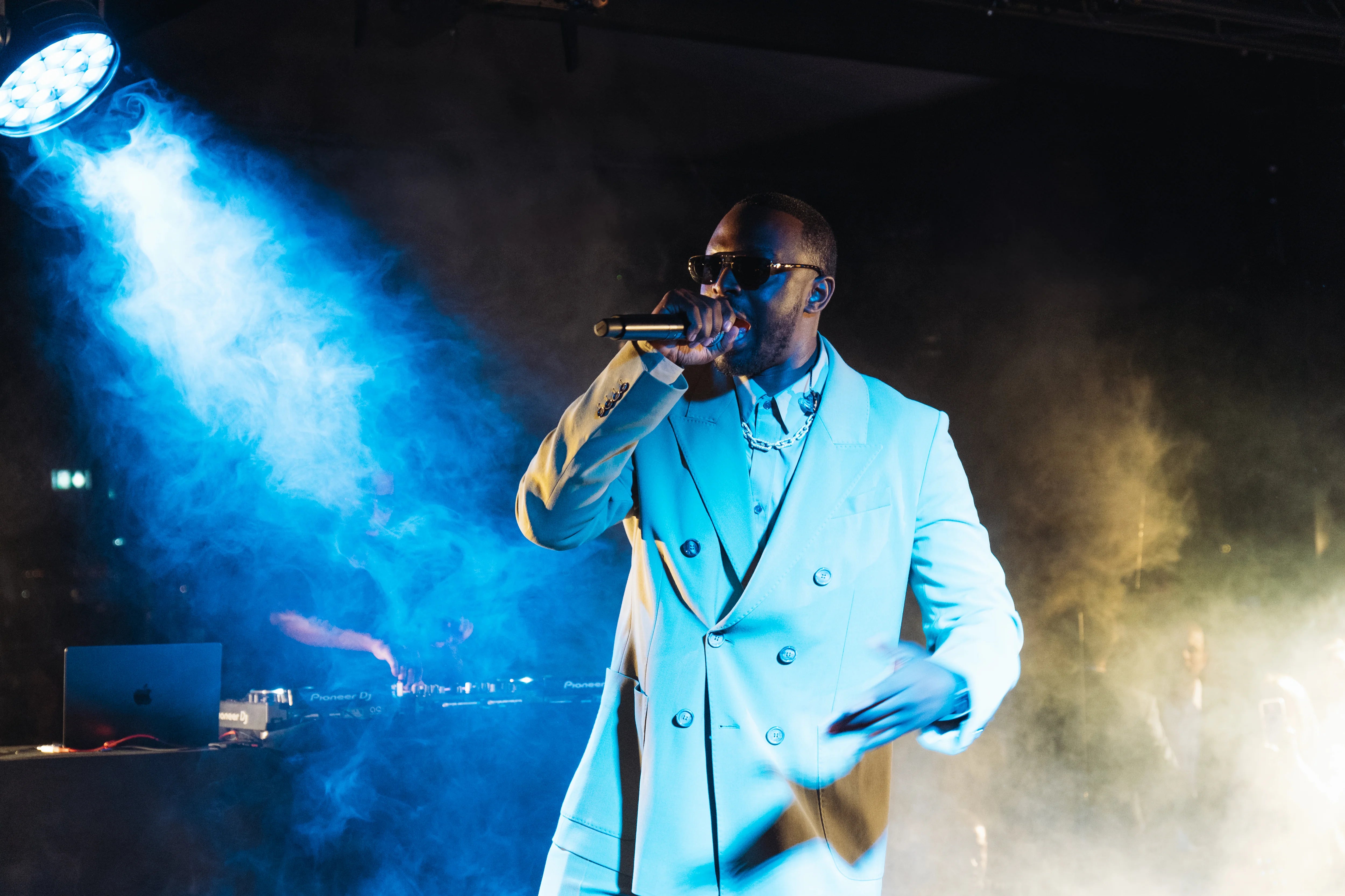 Dadju en concert lors du Grand Dîner au Carlton