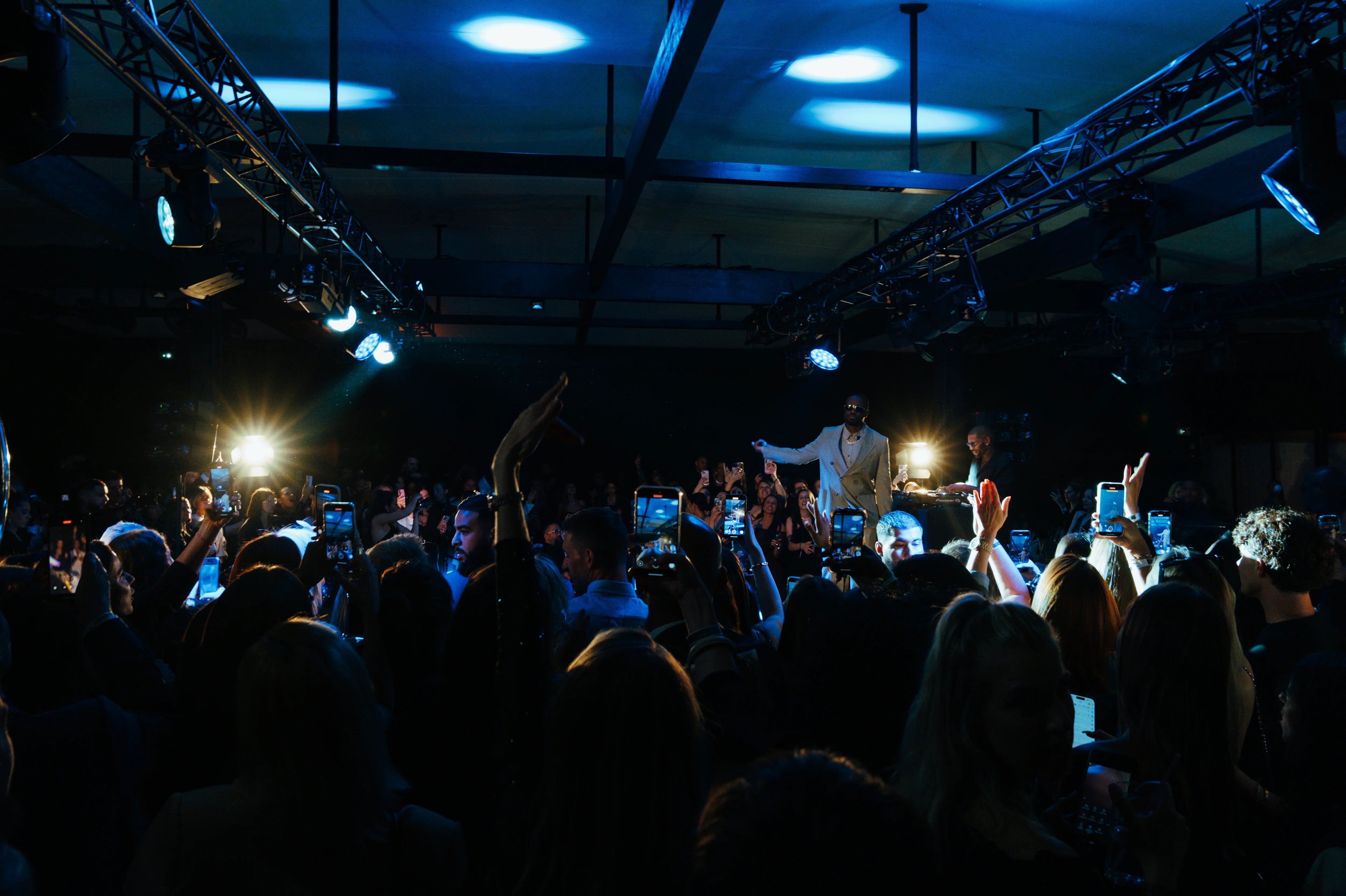 Vue d'ensemble de la salle lors du concert de Dadju