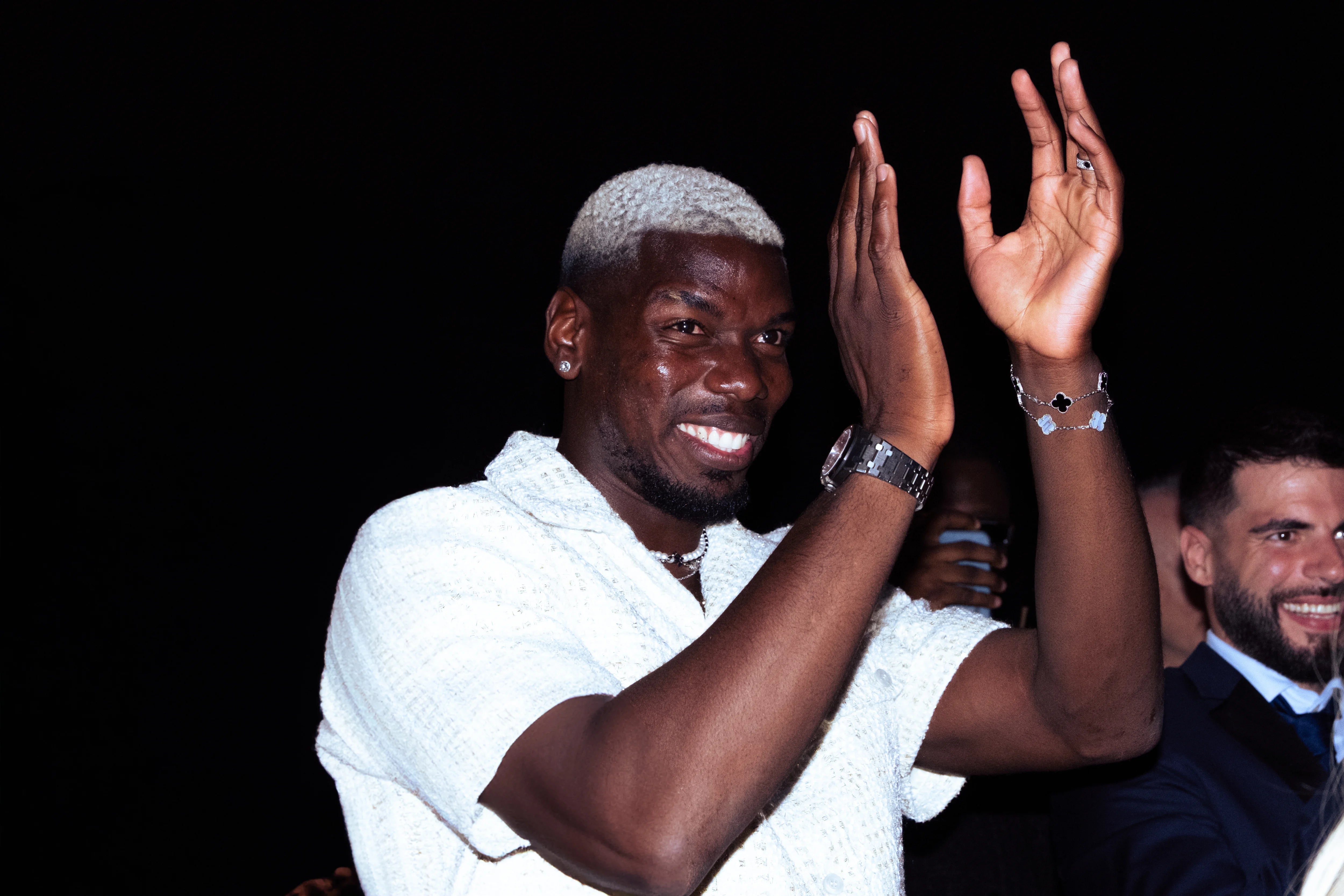 Paul Pogba profite du spectacle du Grand Dîner au Carlton