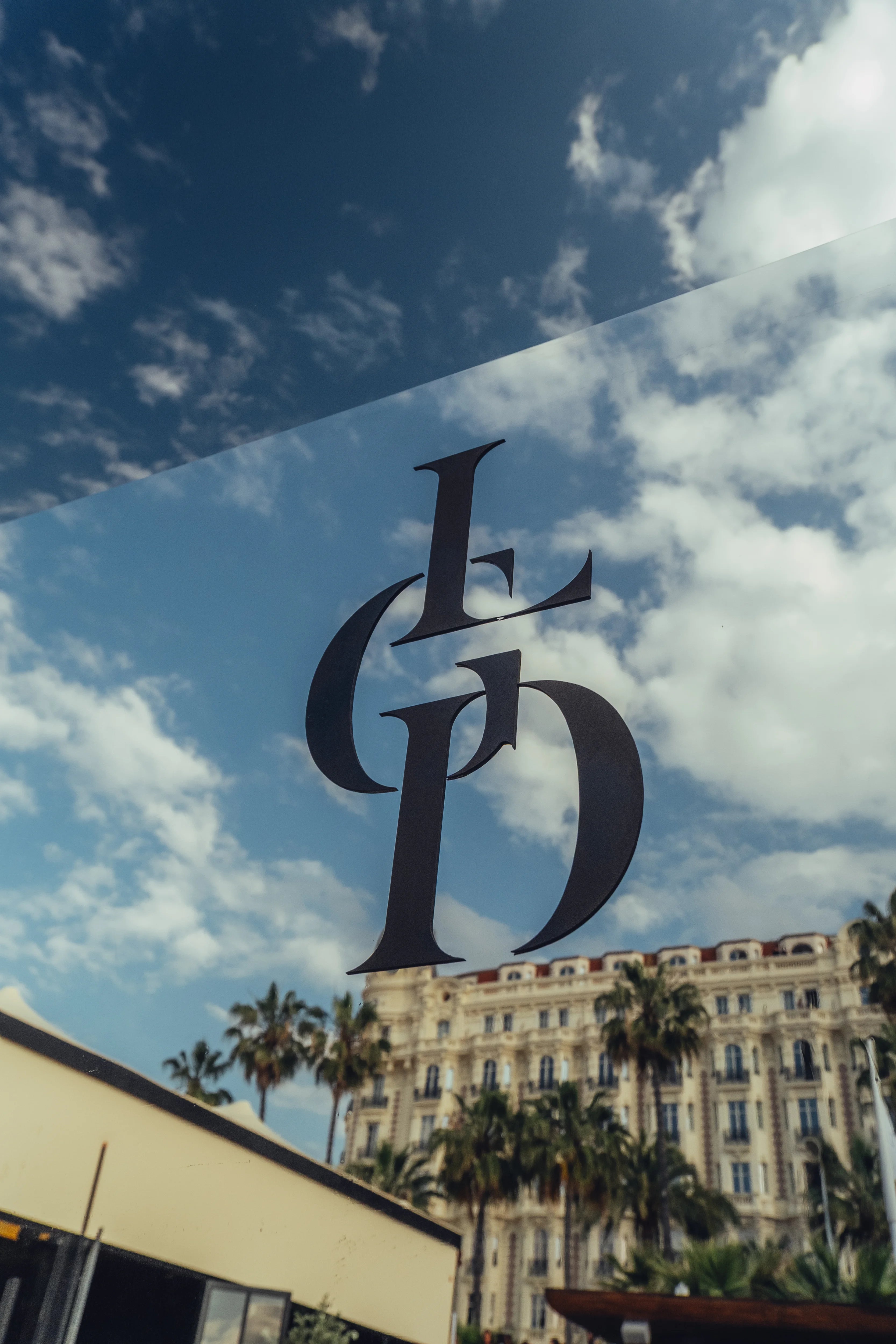 Logo LGD sur un miroir laissant entrevoir le Carlton en fond