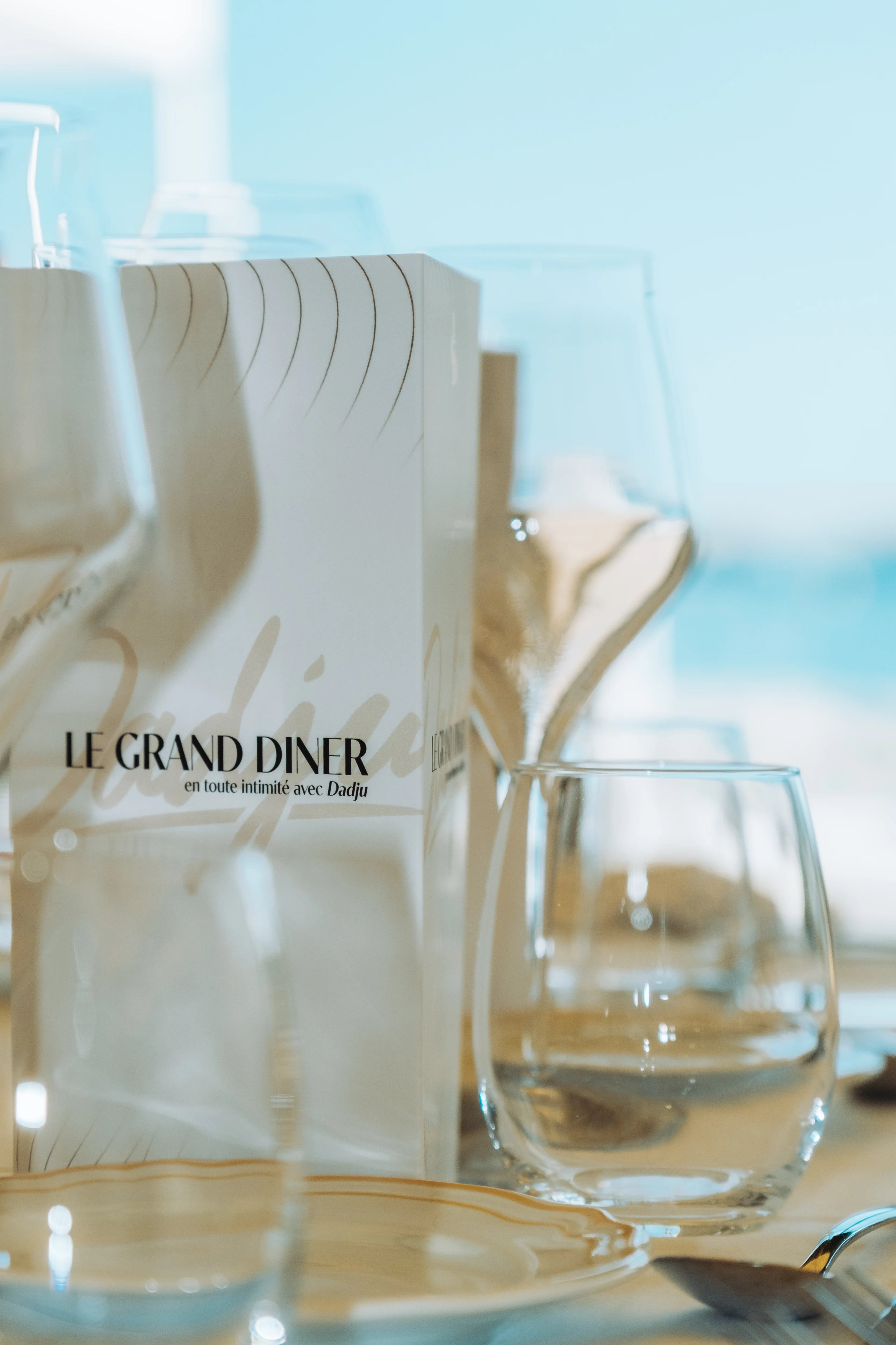 Vue du menu posé sur une table du Grand Dîner