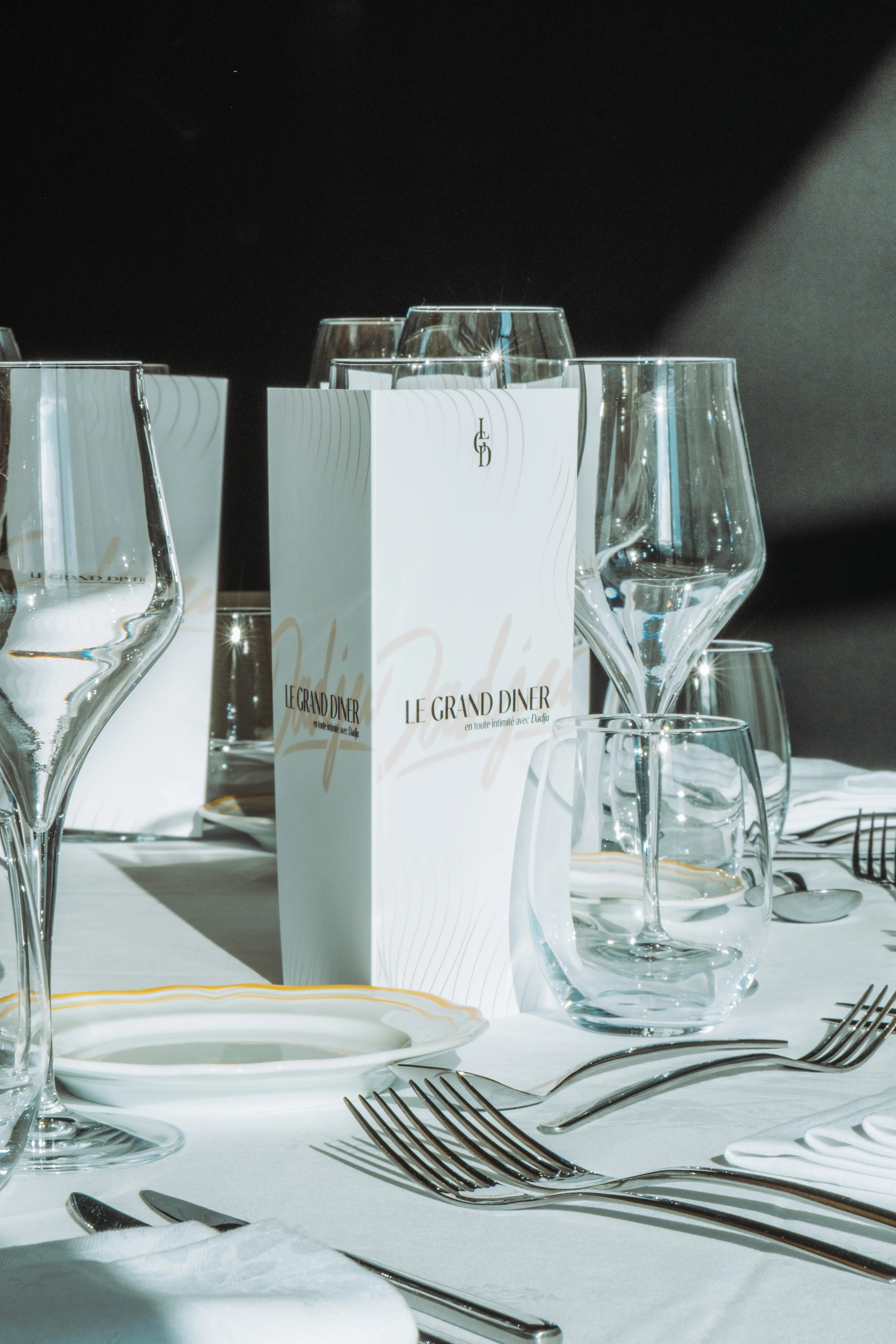 Vue d'une table dressée avec le menu du Grand Dîner