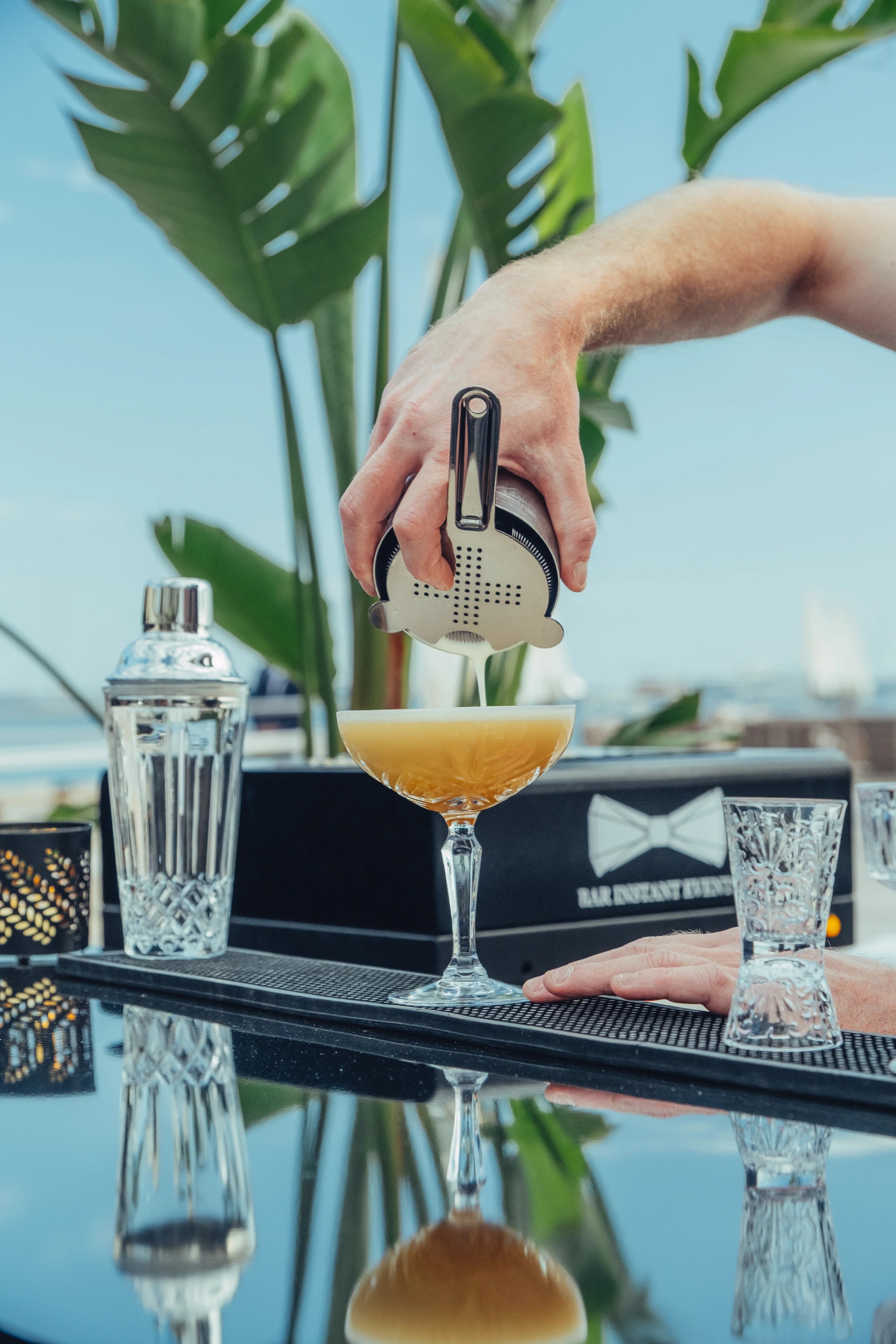 Service d'un cocktail au bar VIP