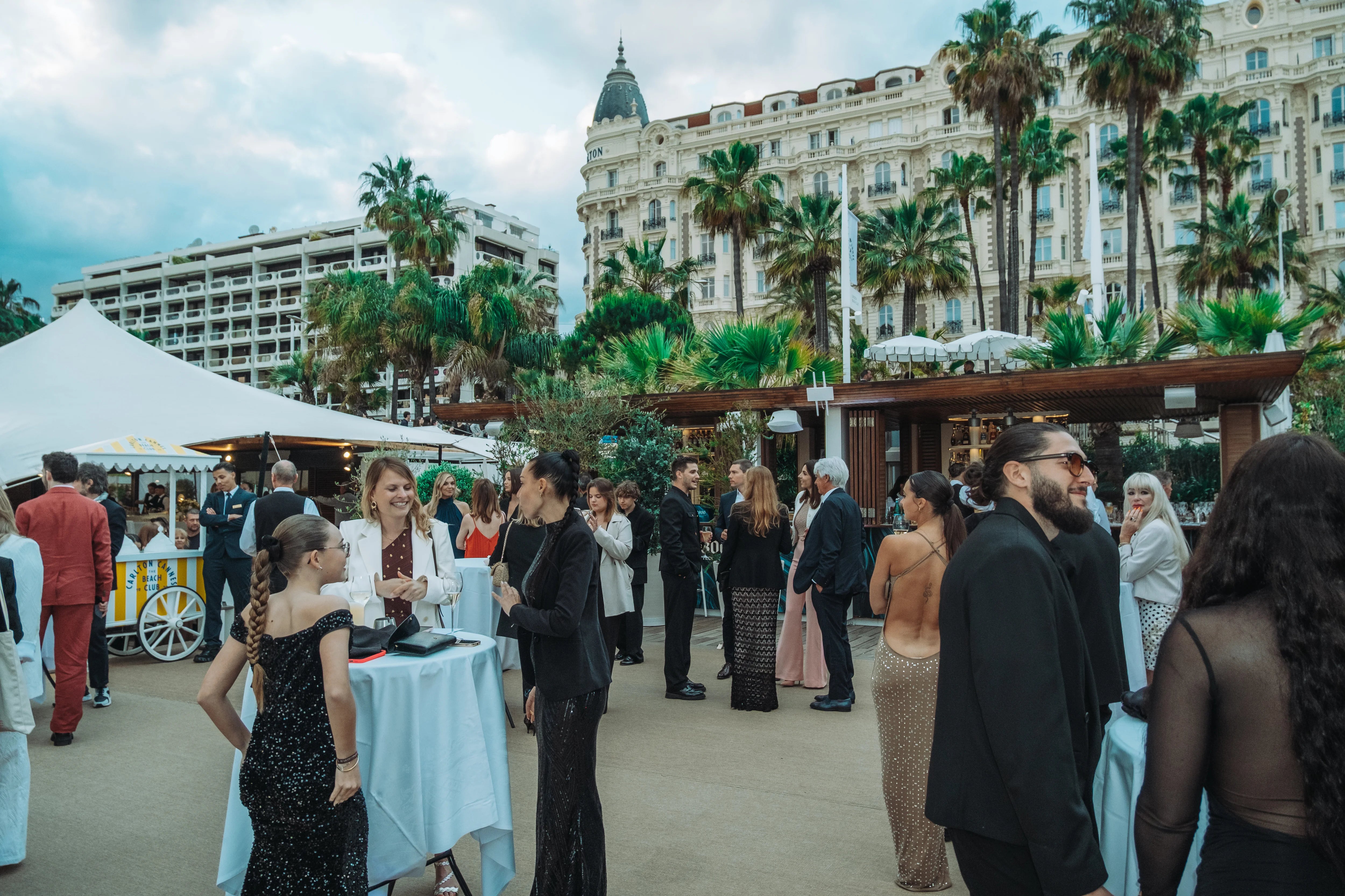 Vue d'ensemble du cocktail sur la plage privée du Carlton