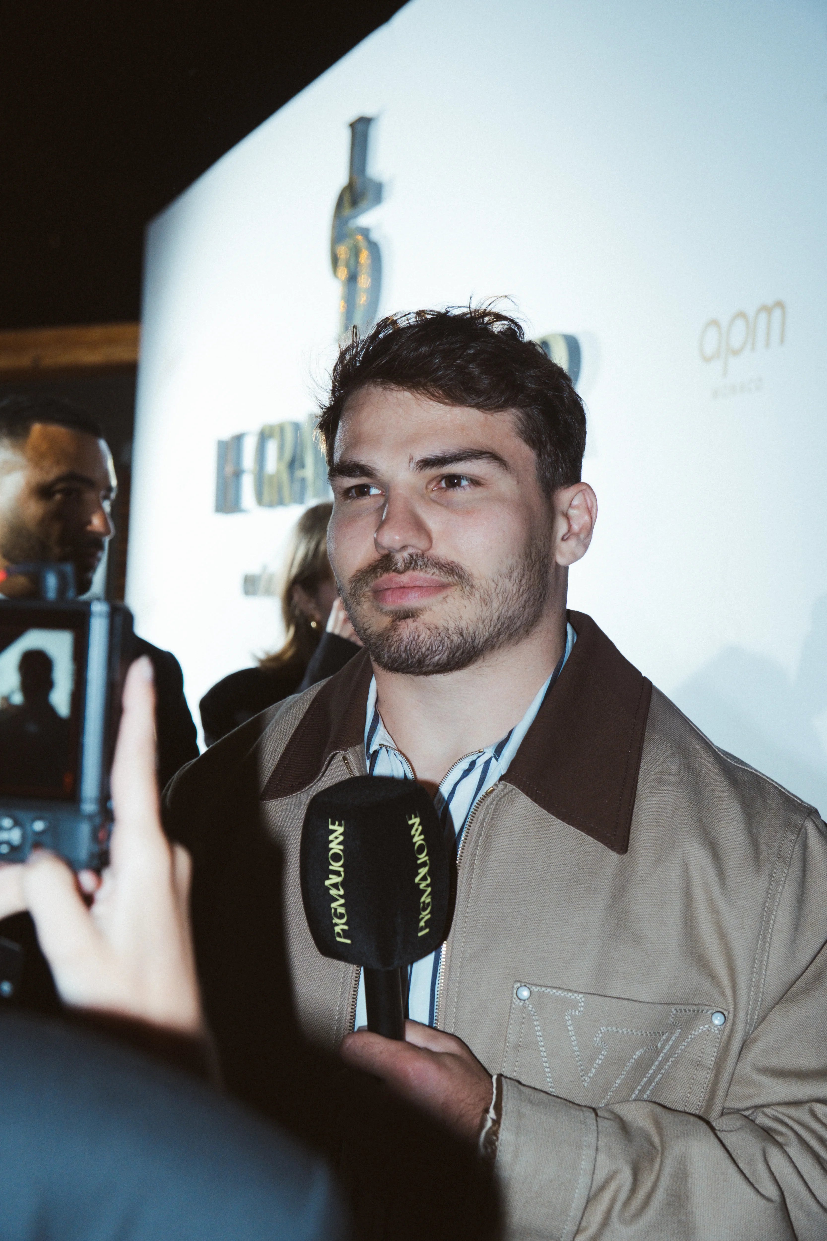 Antoine Dupont interviewé par la presse à la sortie du Photocall