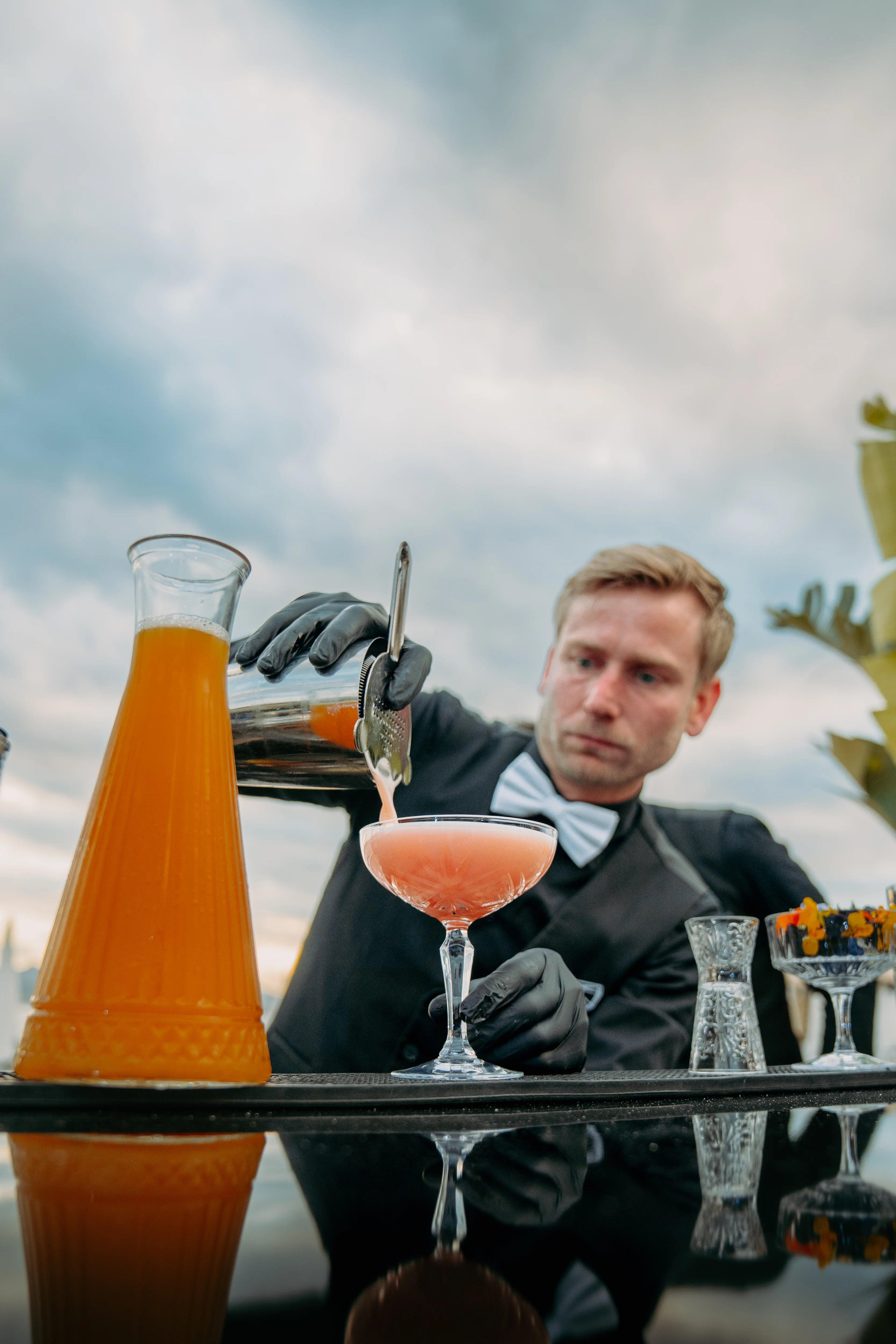Service d'un cocktail au bar VIP