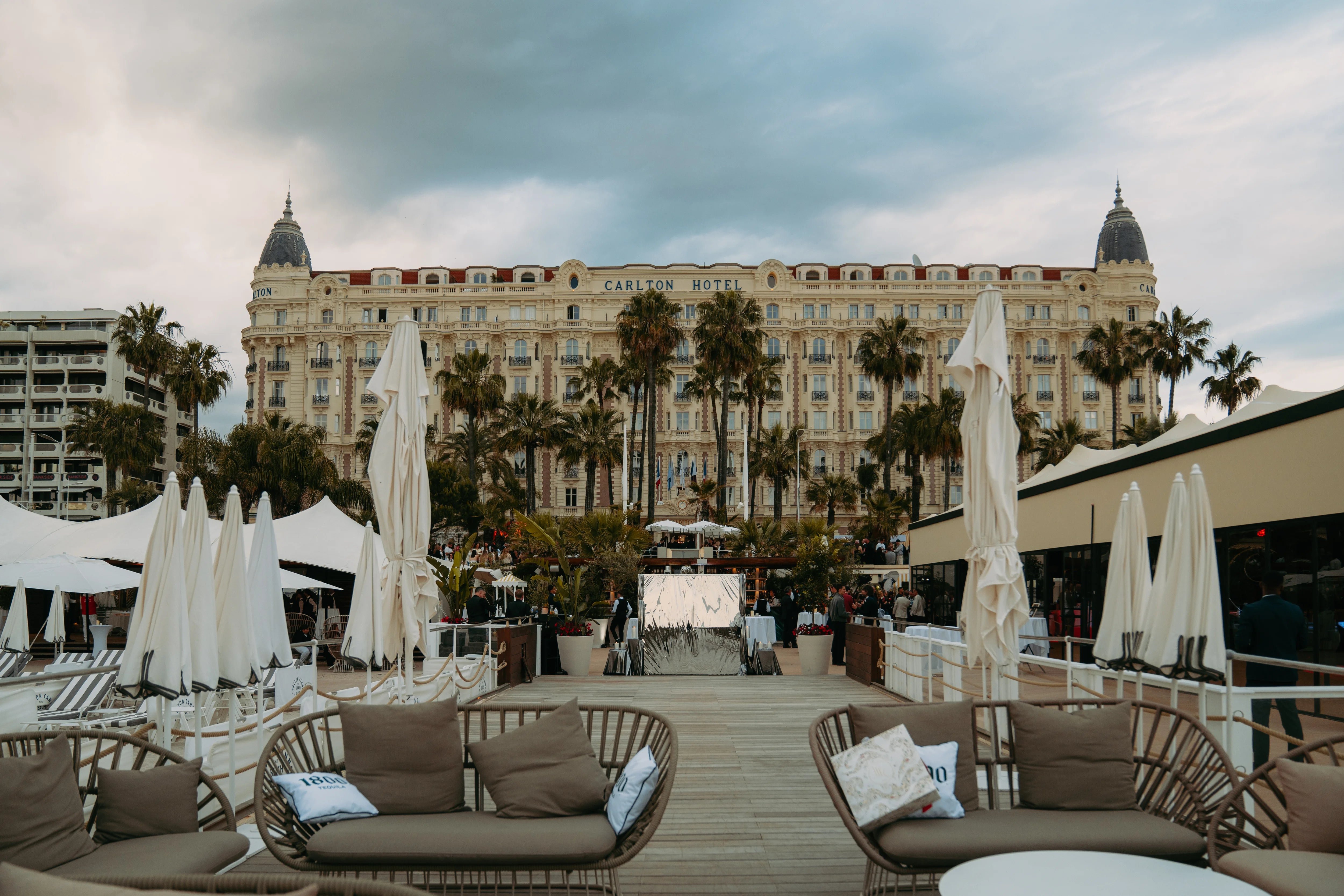 Plage privée du Carlton avec vue sur l'hôtel en fond