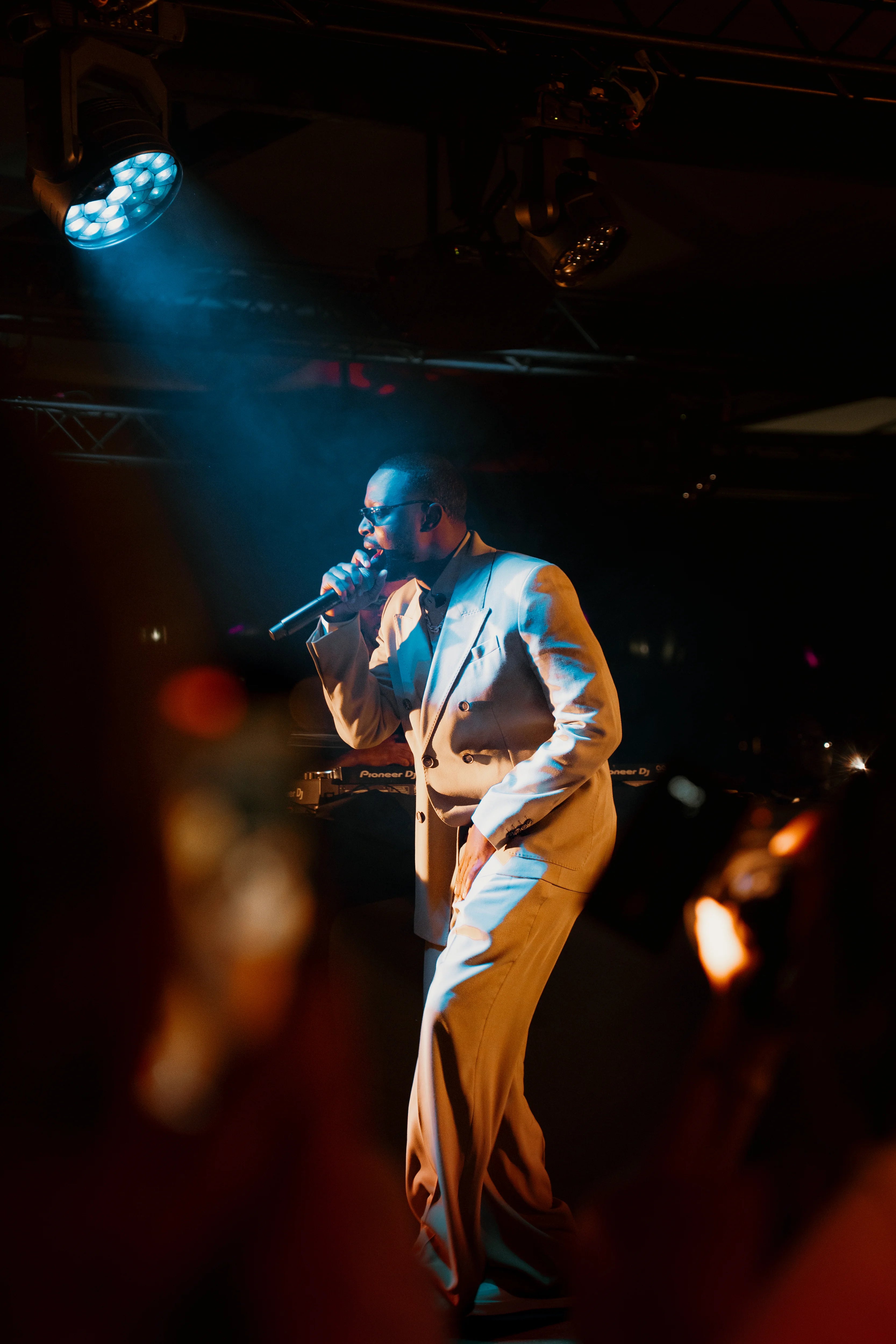 Dadju chante pour le public du Grand Dîner