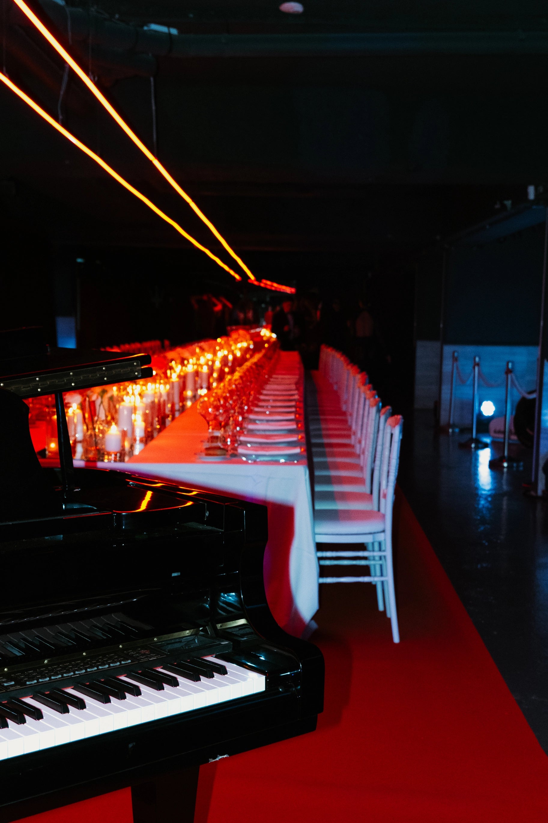Vue sur la table du Grand Dîner, derrière le piano