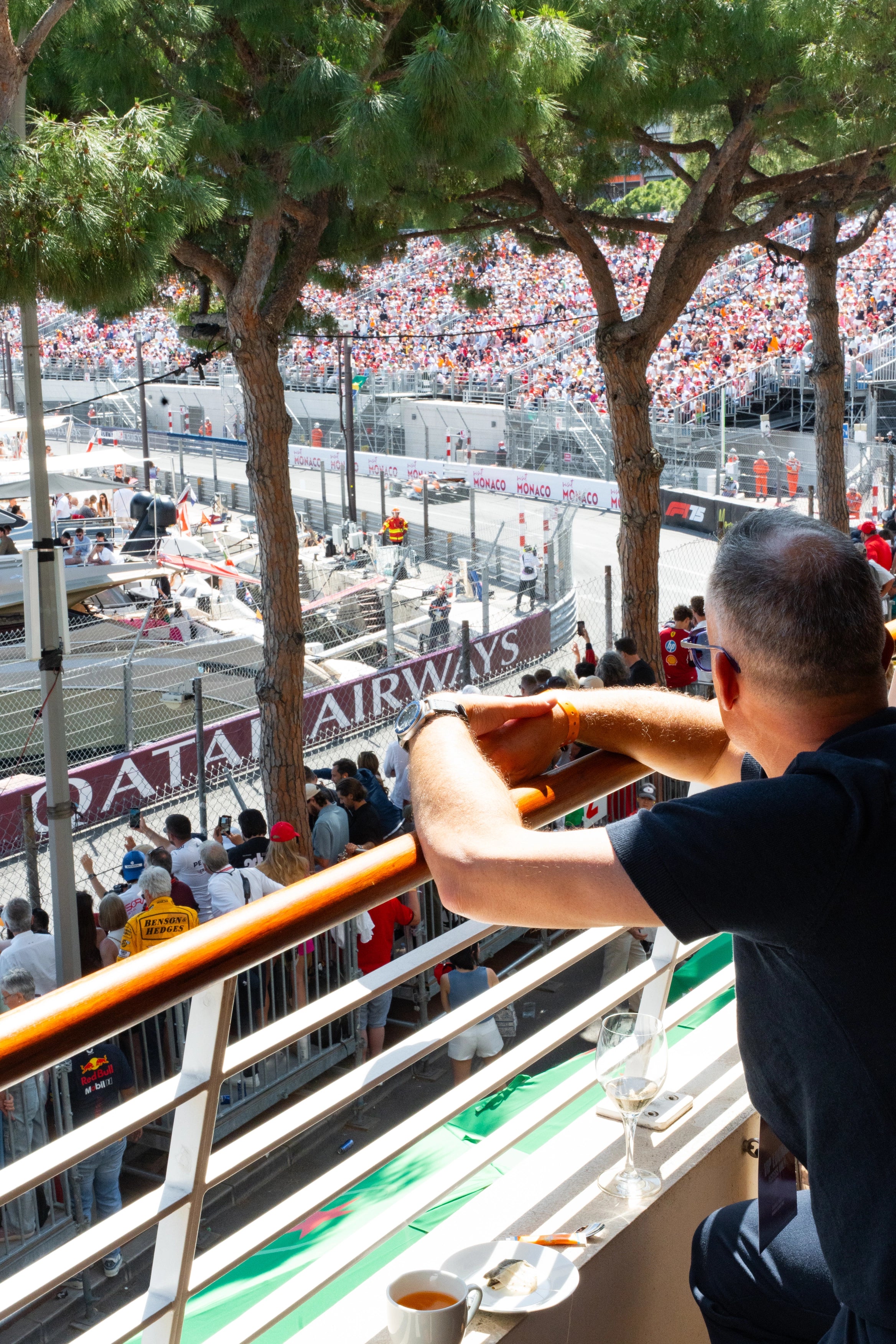 Vue du circuit depuis le balcon d'une loge