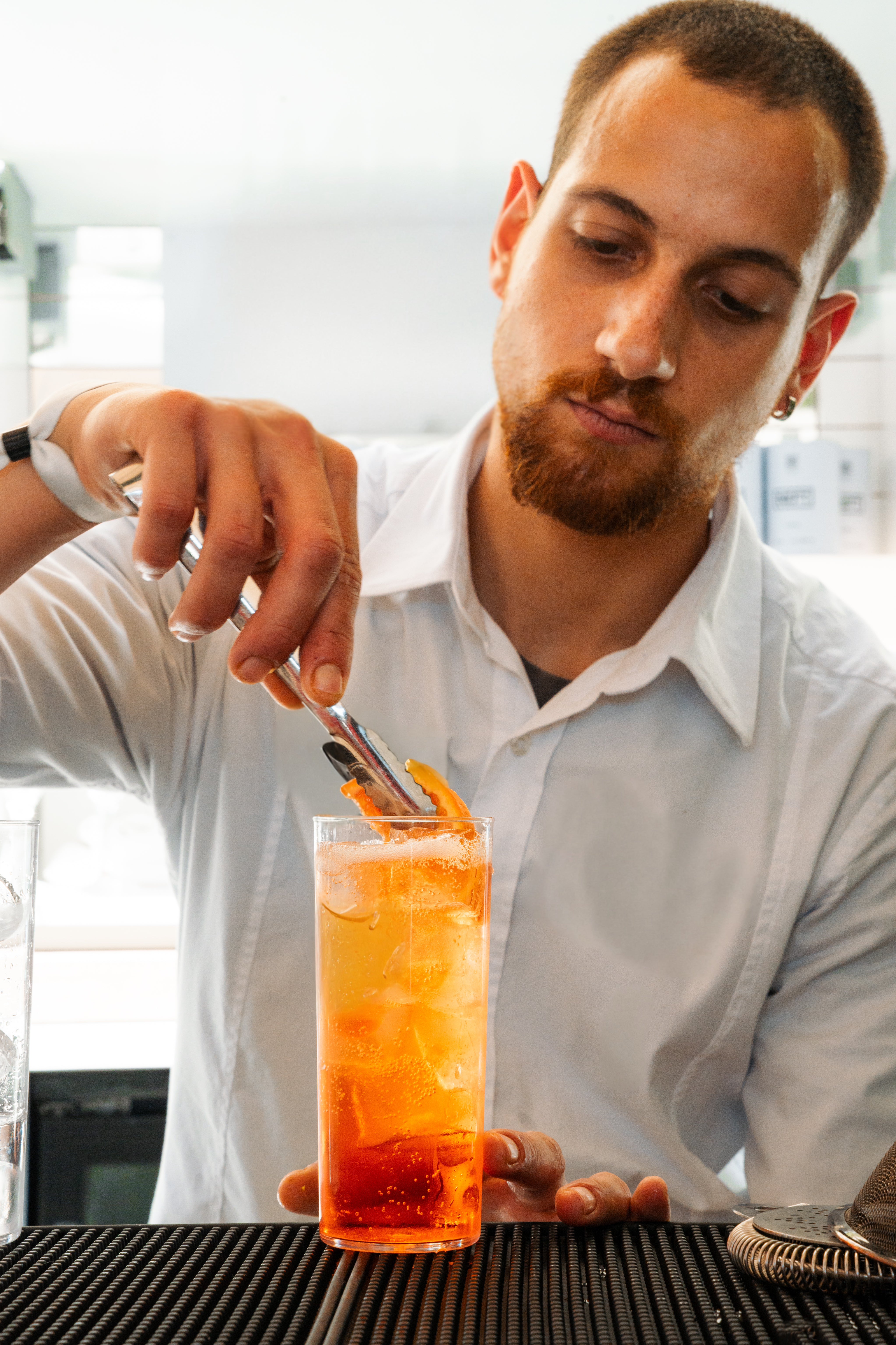 Service d'un cocktail sur le rooftop