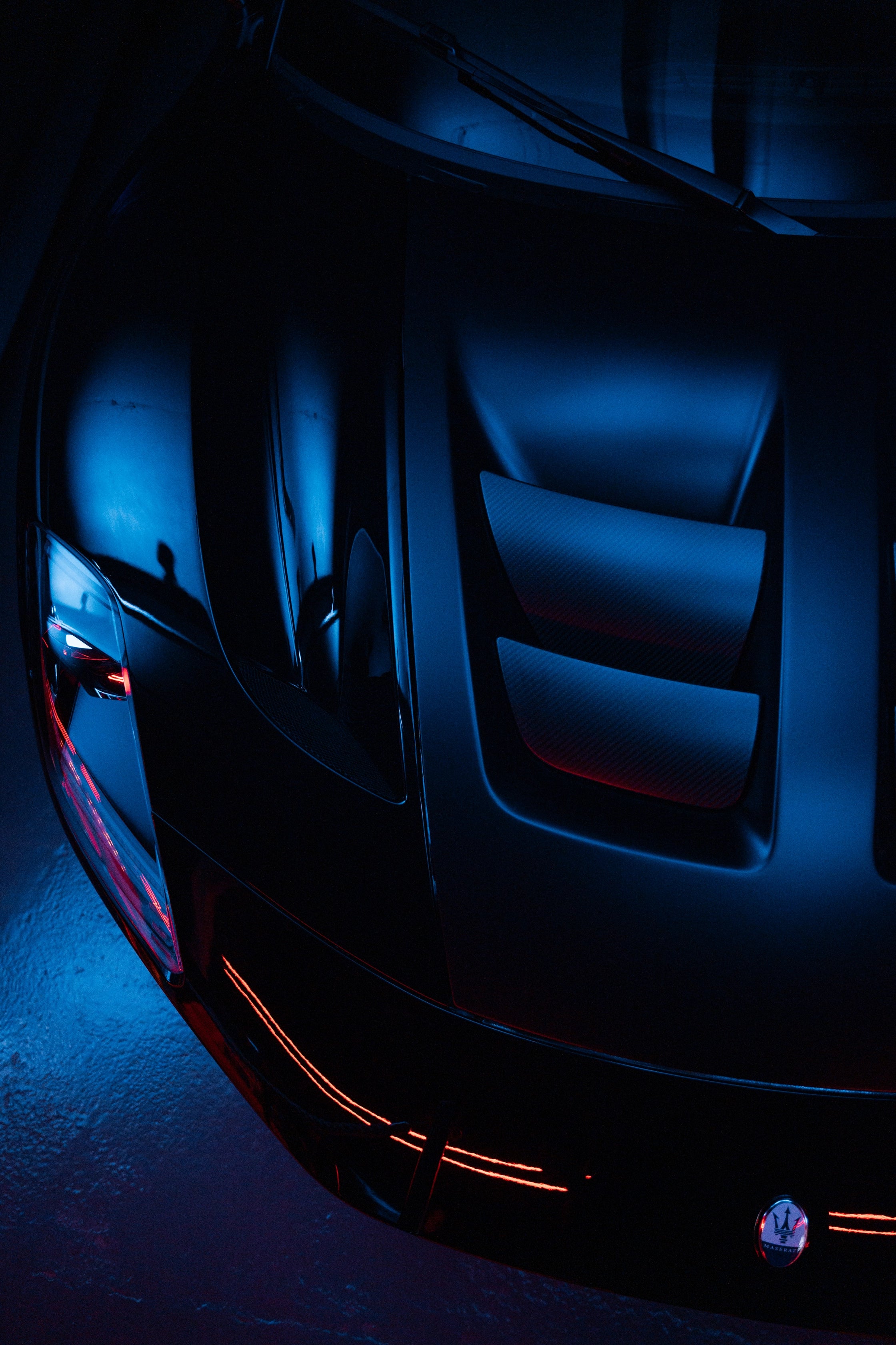 Vue artistique de l'avant d'une Maserati 