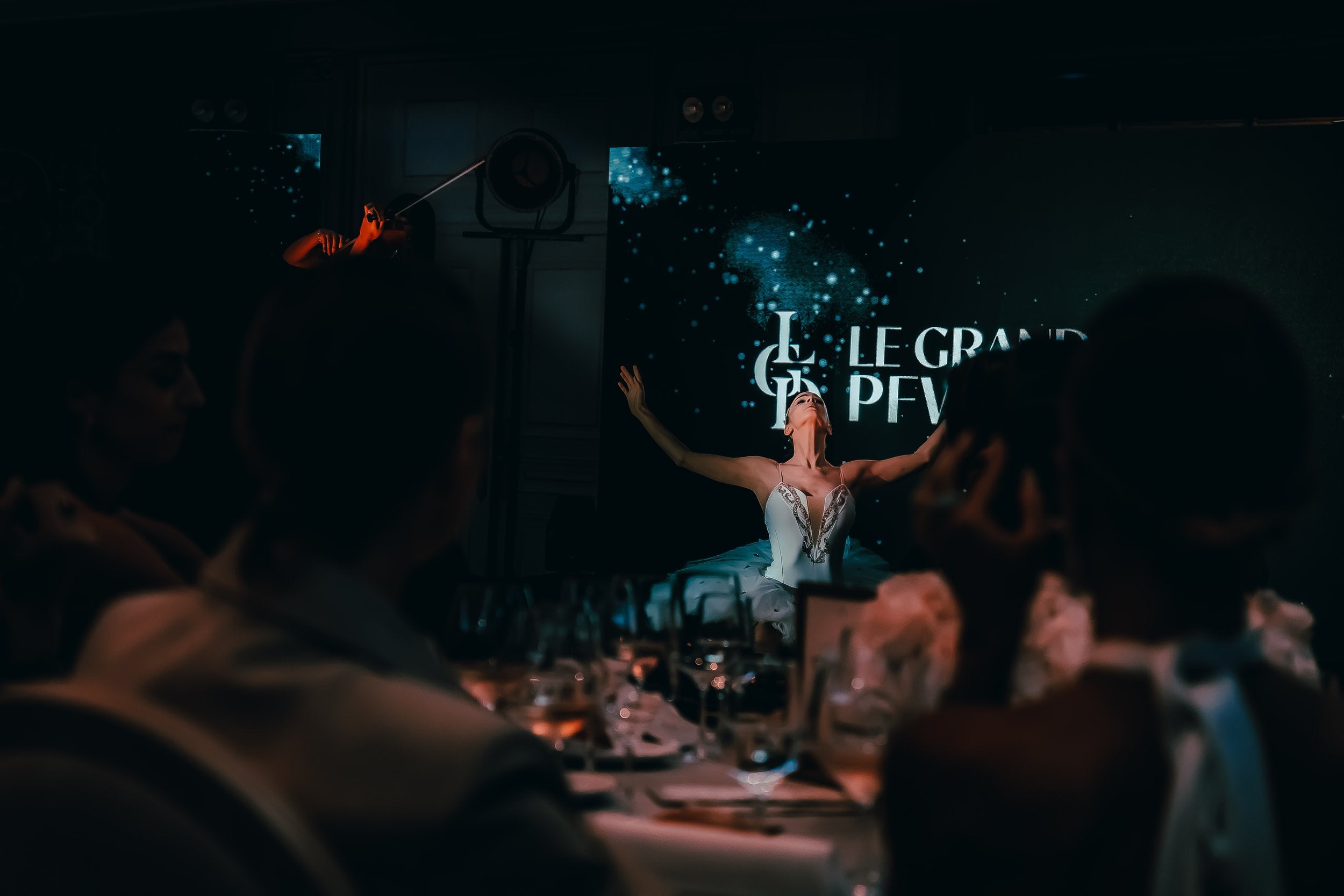 Victoria Dauberville danse pendant Le Grand Dîner PFW Awards