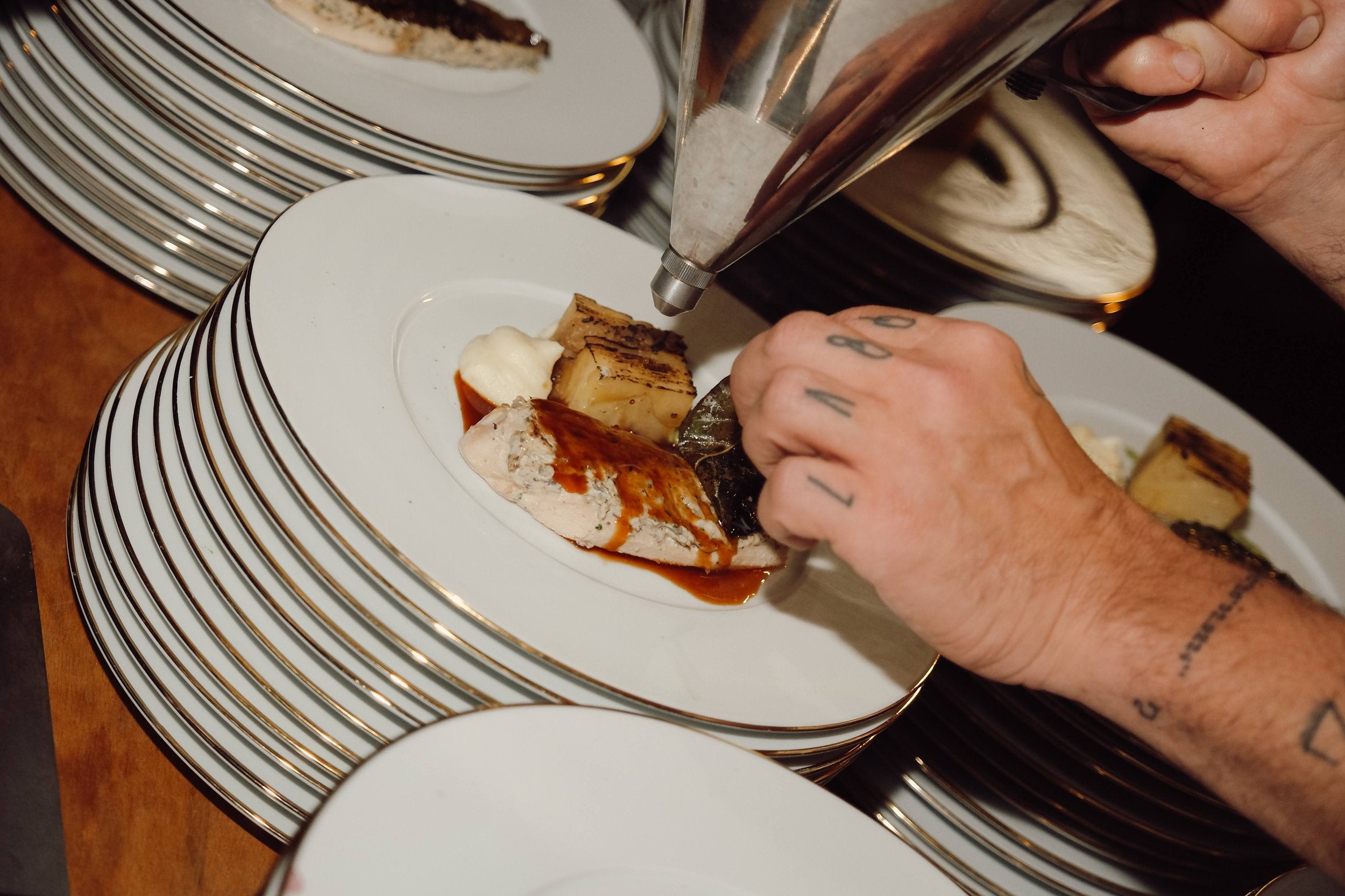 Plat gastronomique au poulet et gratin dauphinois par Pierre Augé