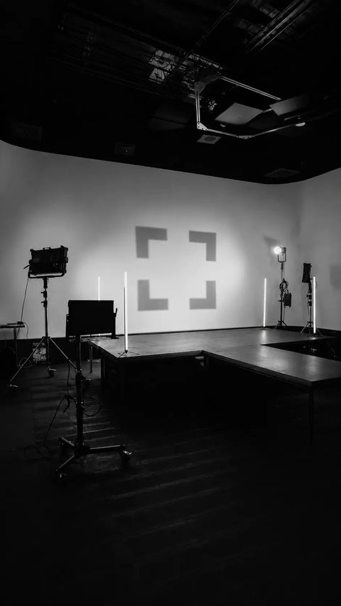 Scène de shooting photo avec le logo "open frame" projeté sur le mur blanc