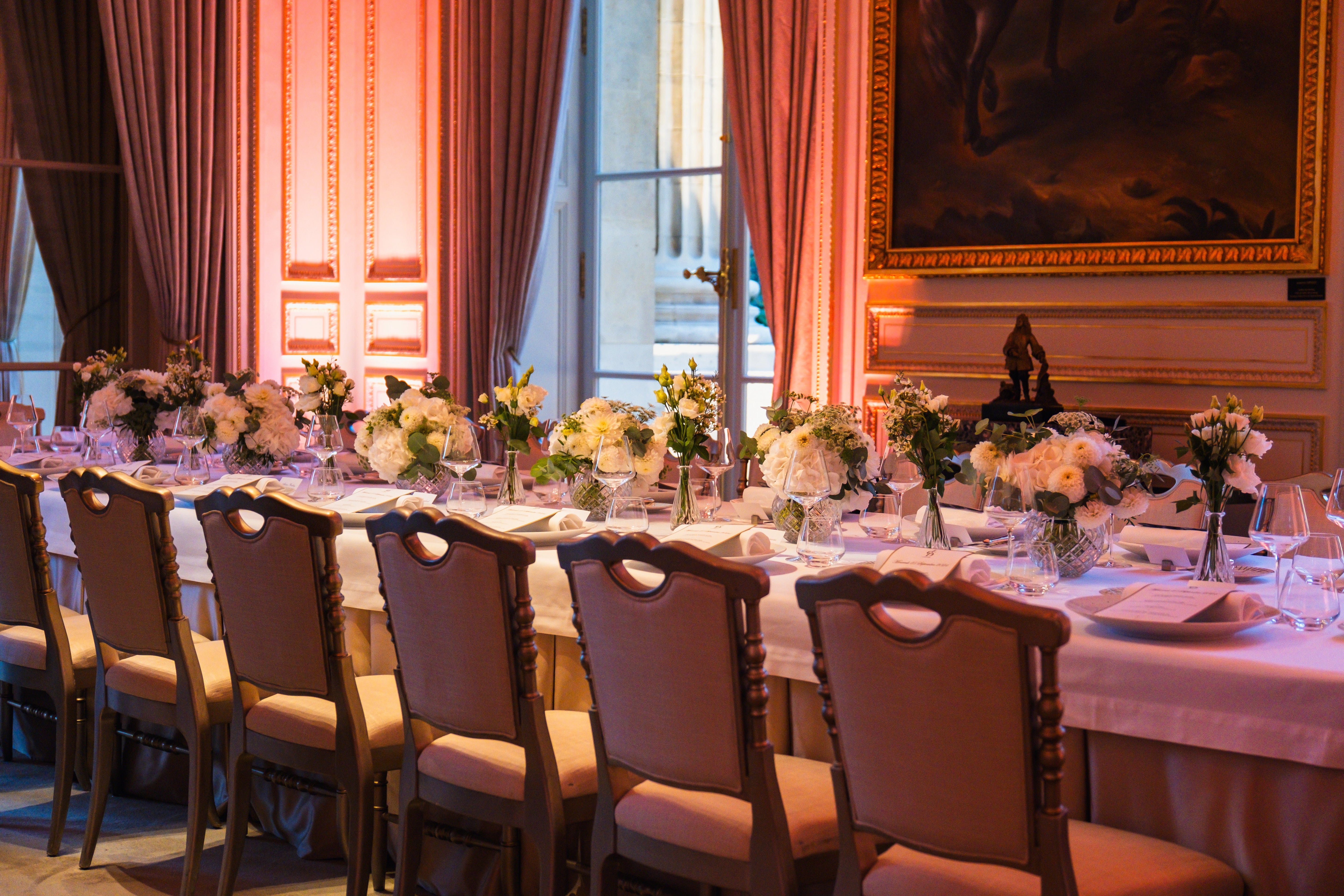 Vue du Salon des Batailles à l'Hôtel Crillon pour une réception Le Grand Dîner à Paris.