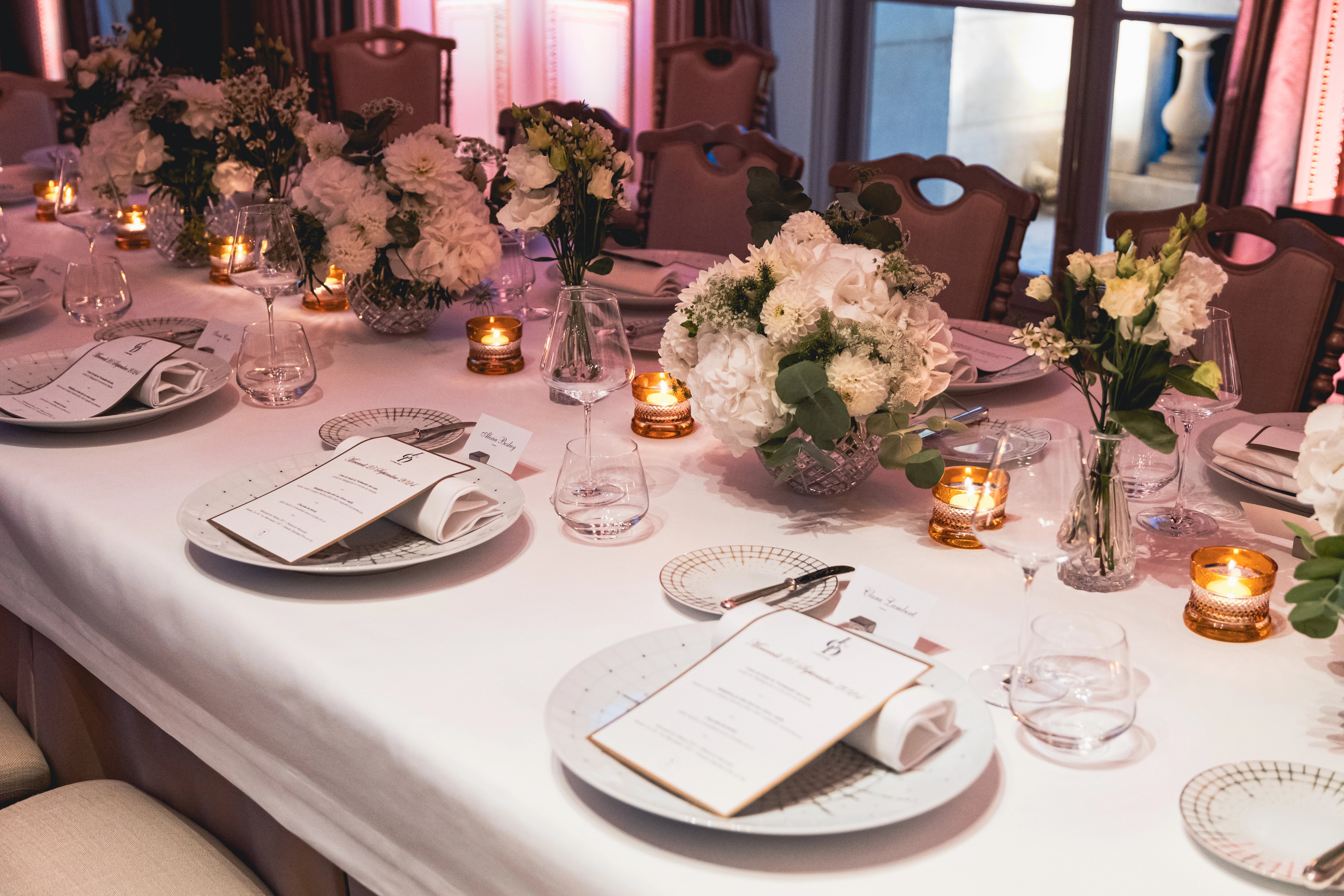 Vue des arts de la table à l'hôtel Crillon pour une réception Le Grand Dîner à Paris.