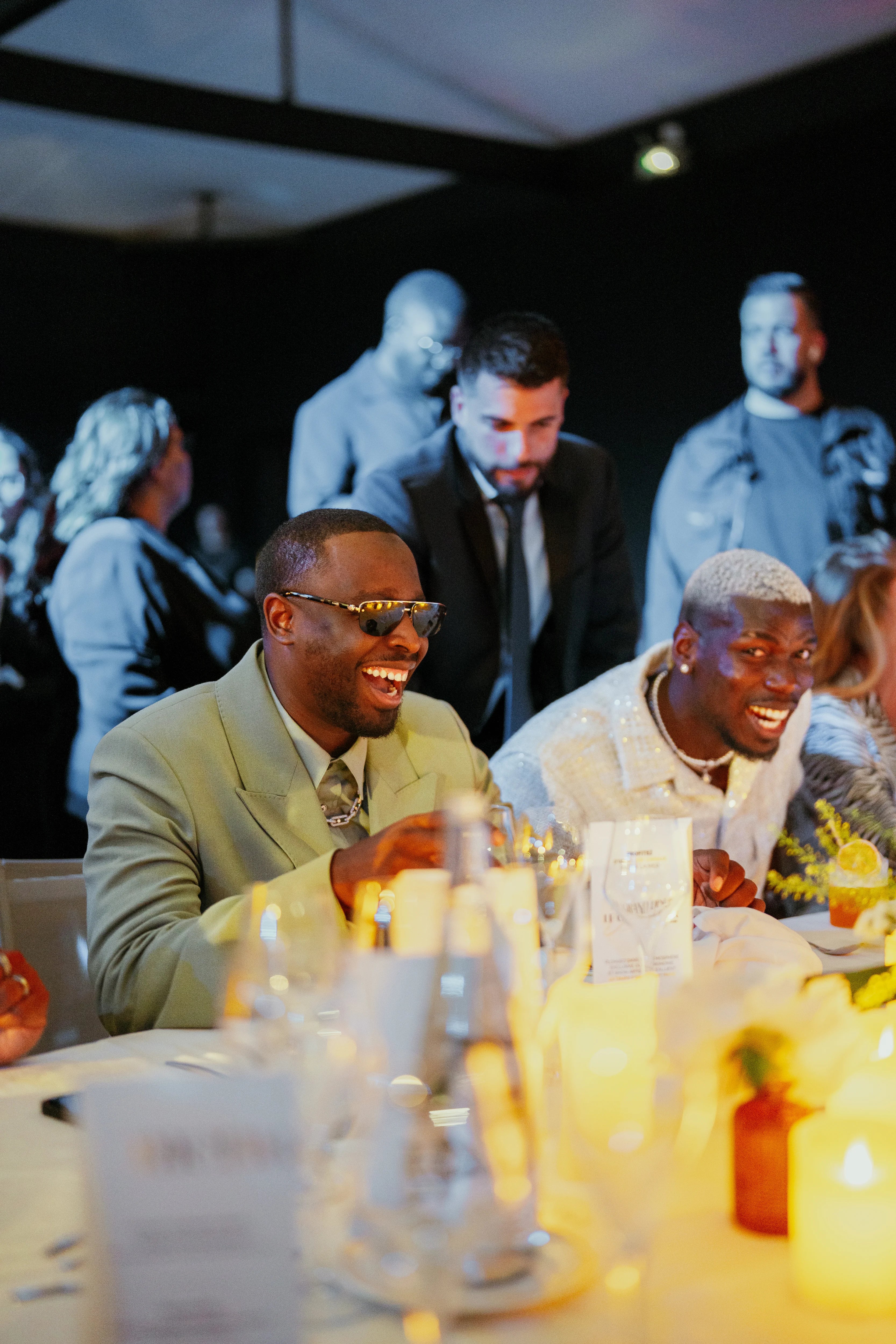 Dadju et Paul Pogba à la table d'honneur