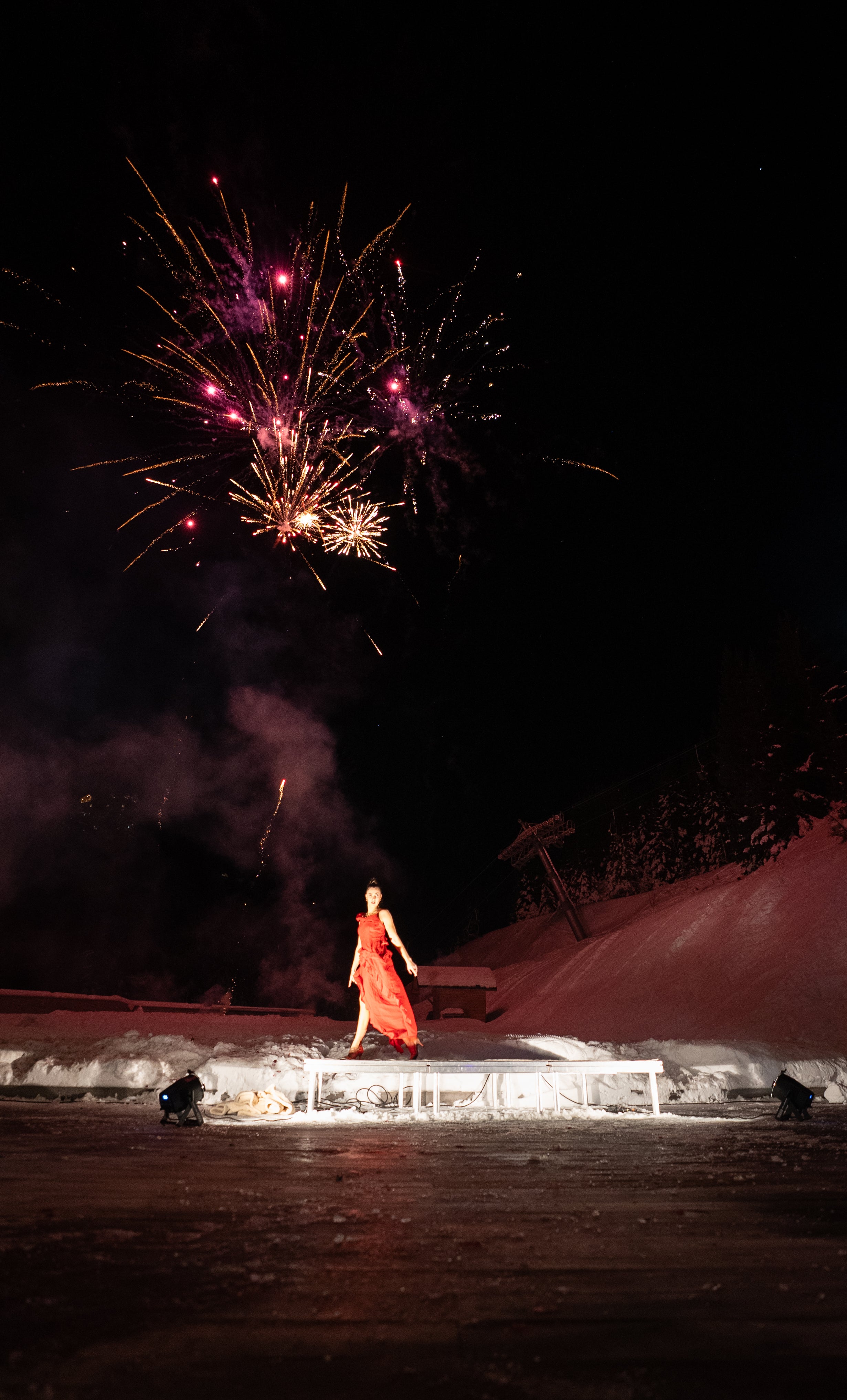 Notre danseuse en performance devant le feu d'artifice tiré pour fêter la nouvelle année.