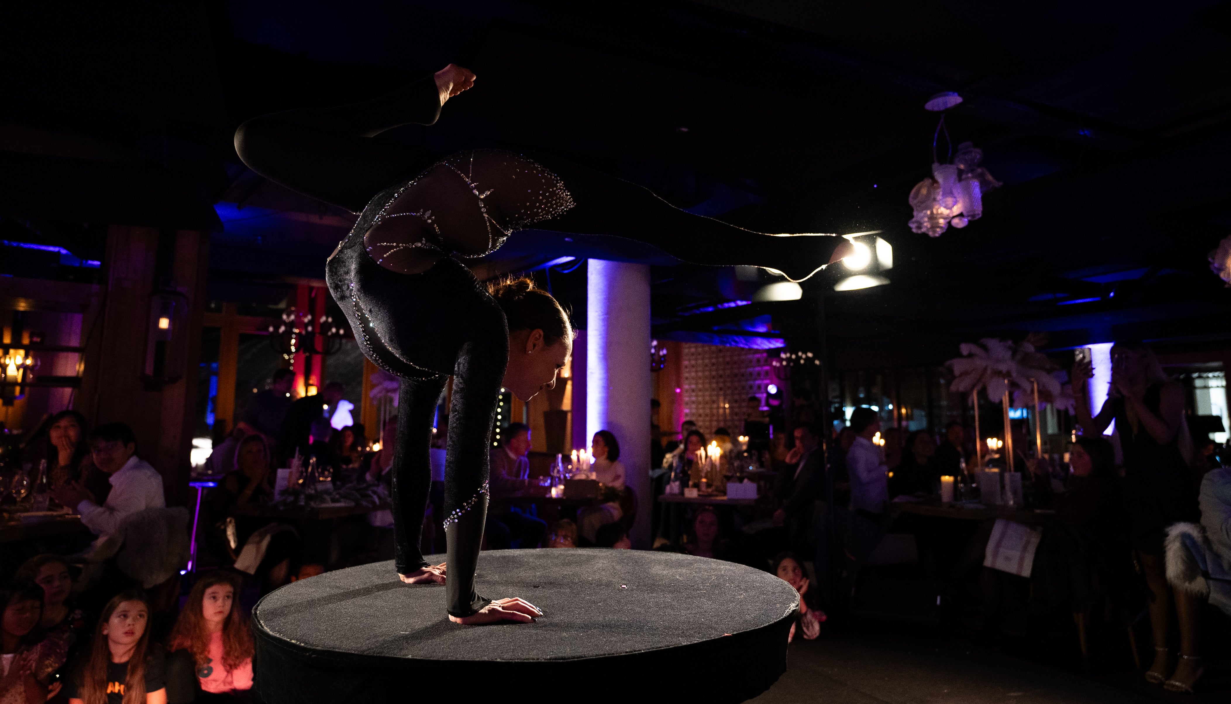 Notre équilibriste en performance pendant Le Grand Dîner à Courchevel