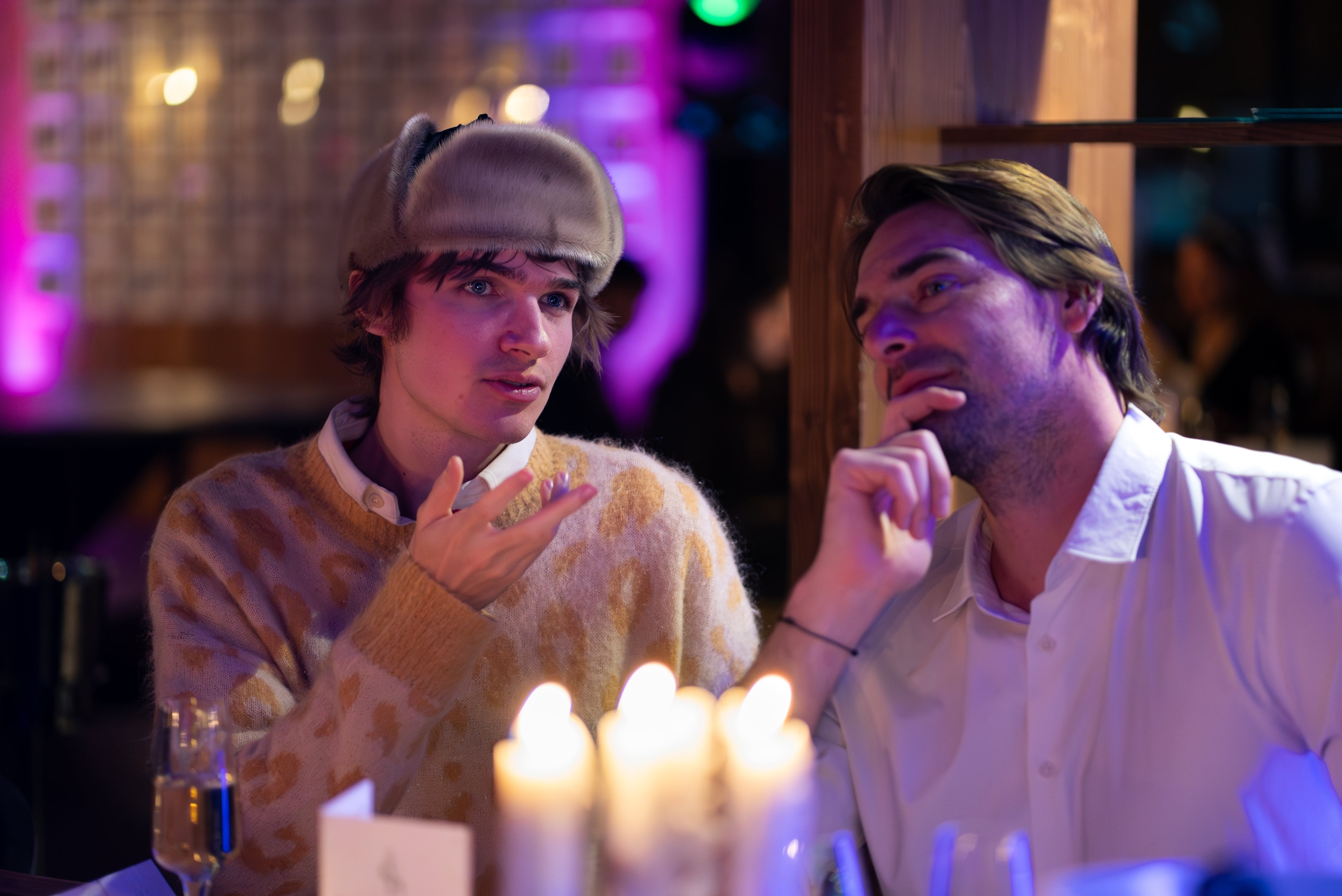 Pierre de Maere et Camille Lacourt échangent pendant Le Grand Dîner à Courchevel