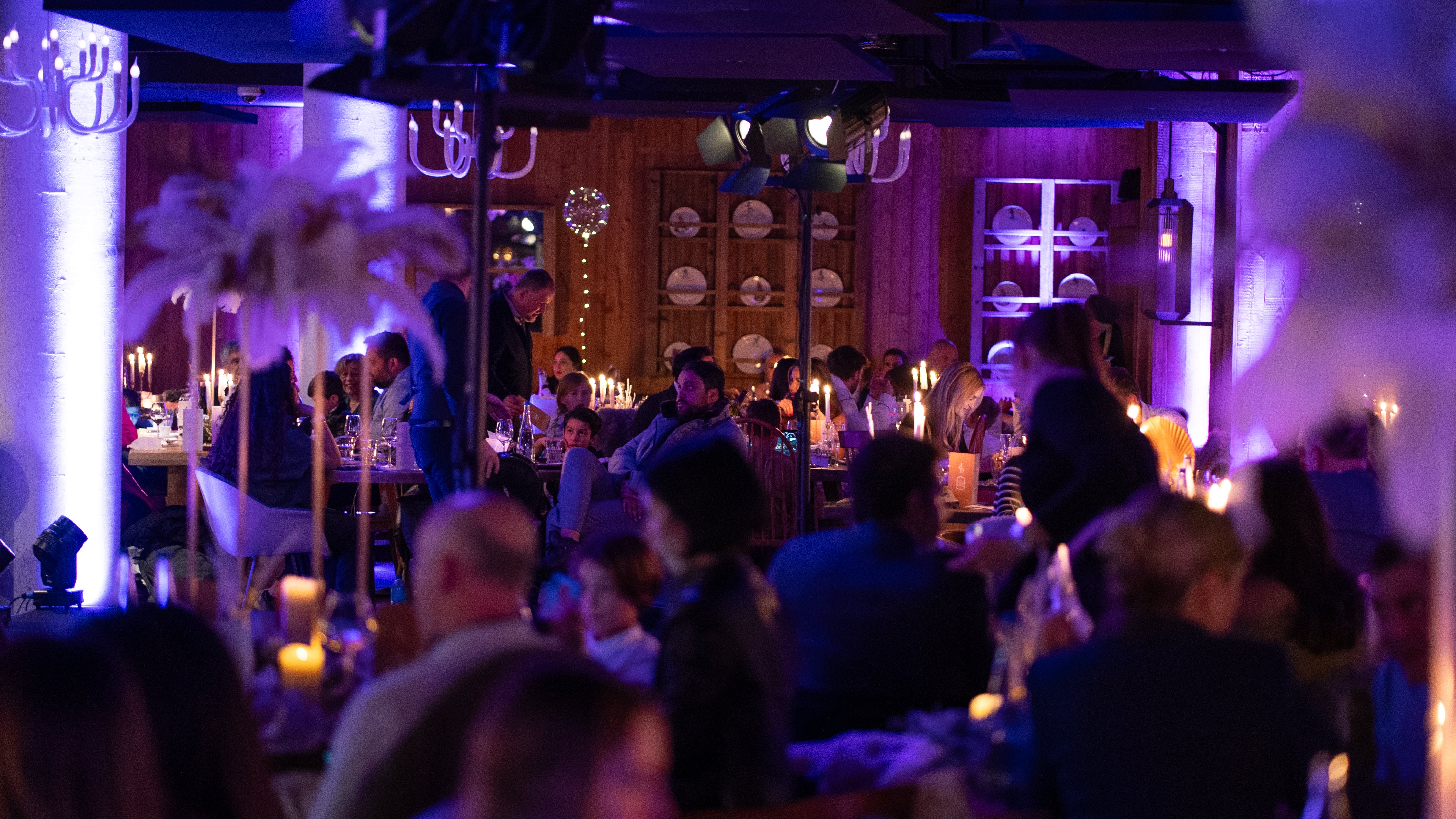Vue des convives installés dans la salle du Grand Dîner à Courchevel