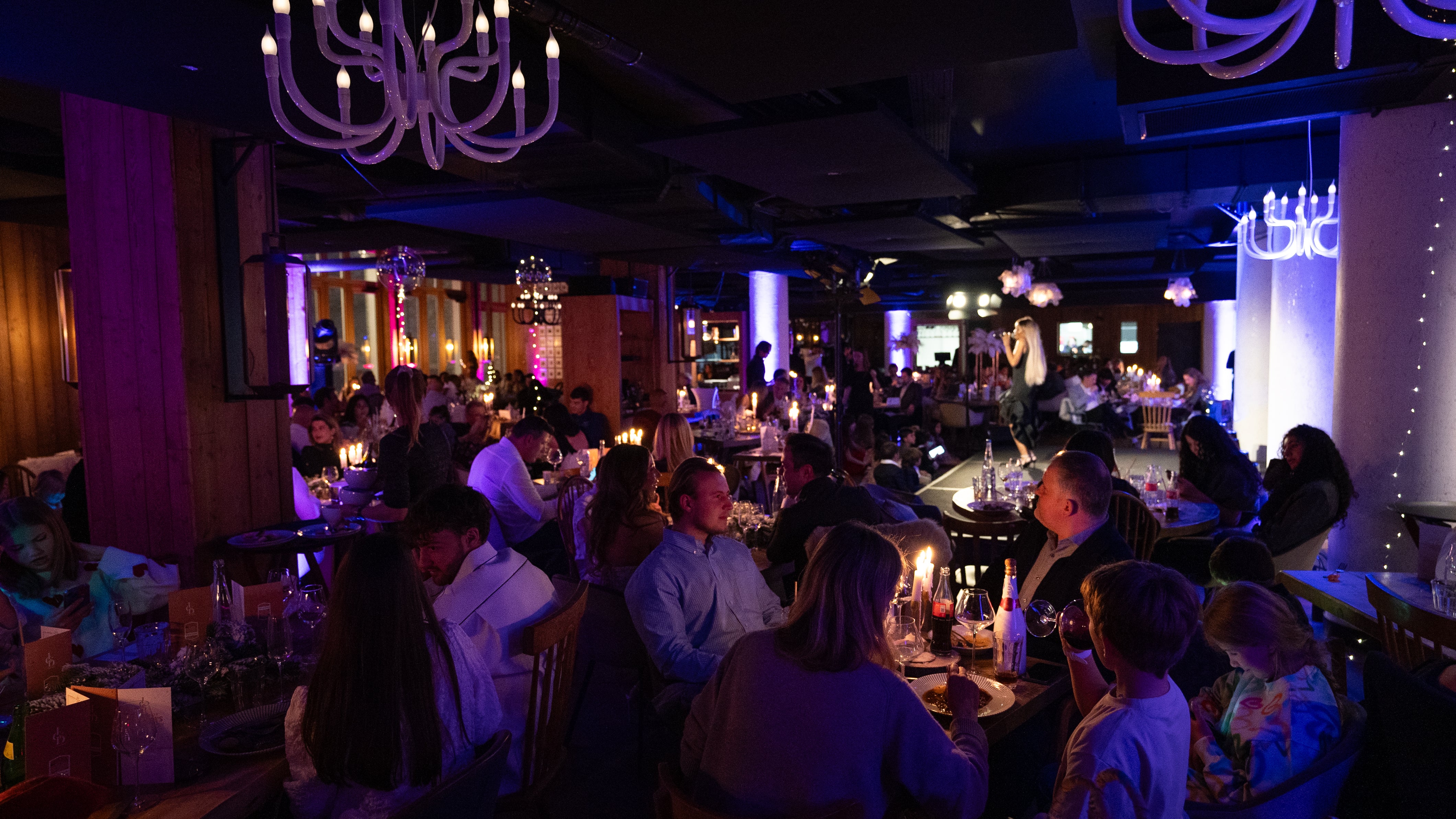 Vue des convives attablés lors du Grand Dîner à Courchevel