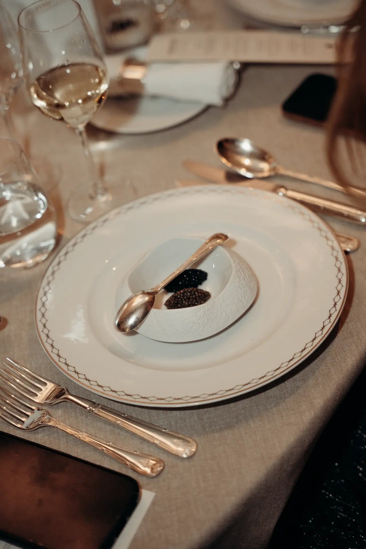 Caviar servi pendant le dîner par notre partenaire Rova Caviar. Vue sur l'assiette, deux portions et une cuillère en argent.