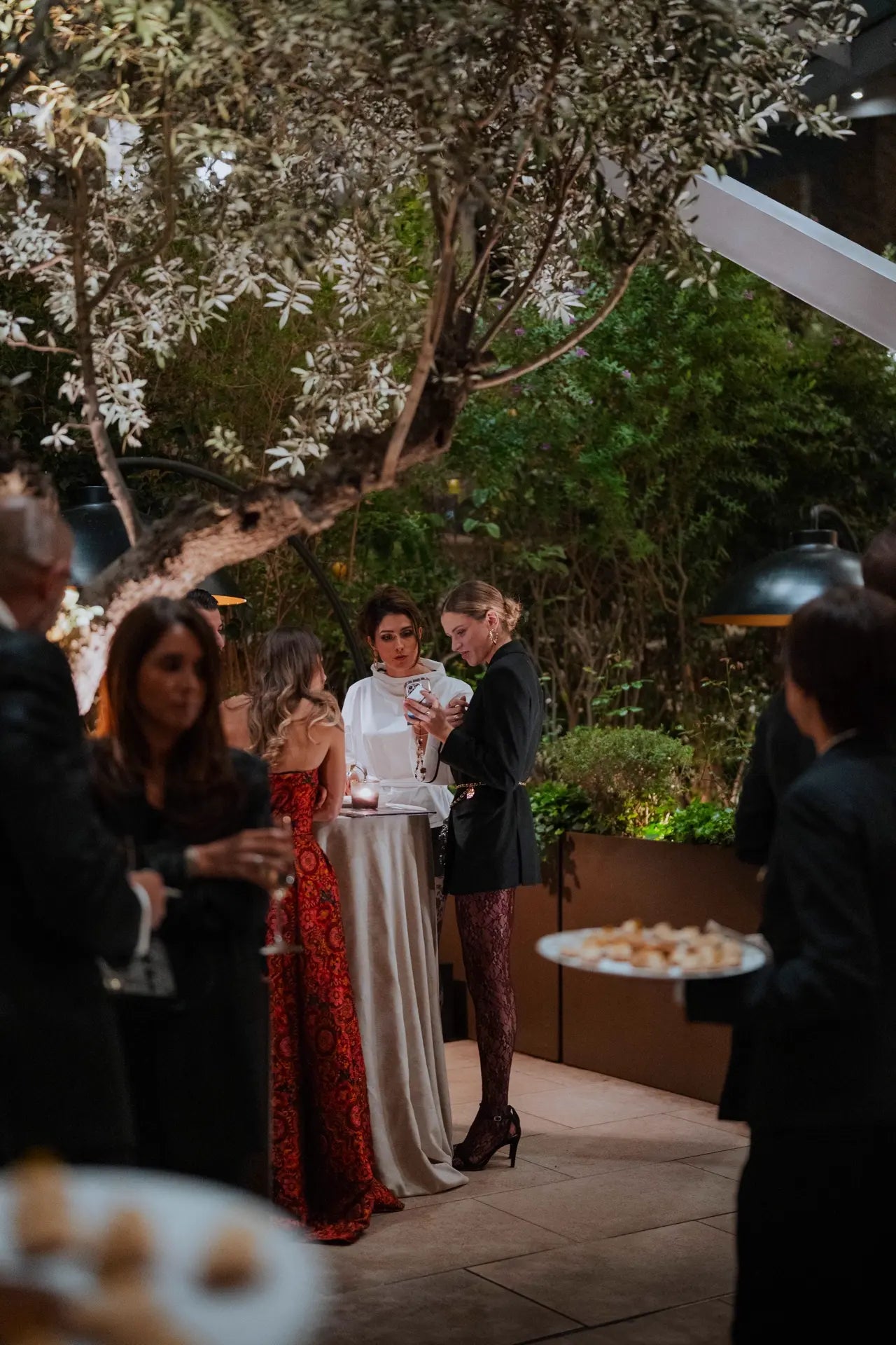 Cocktail avant la cérémonie des Trophées Madame 2026. Les invités dégustent les amuse-bouches servis par nos hôtesses.