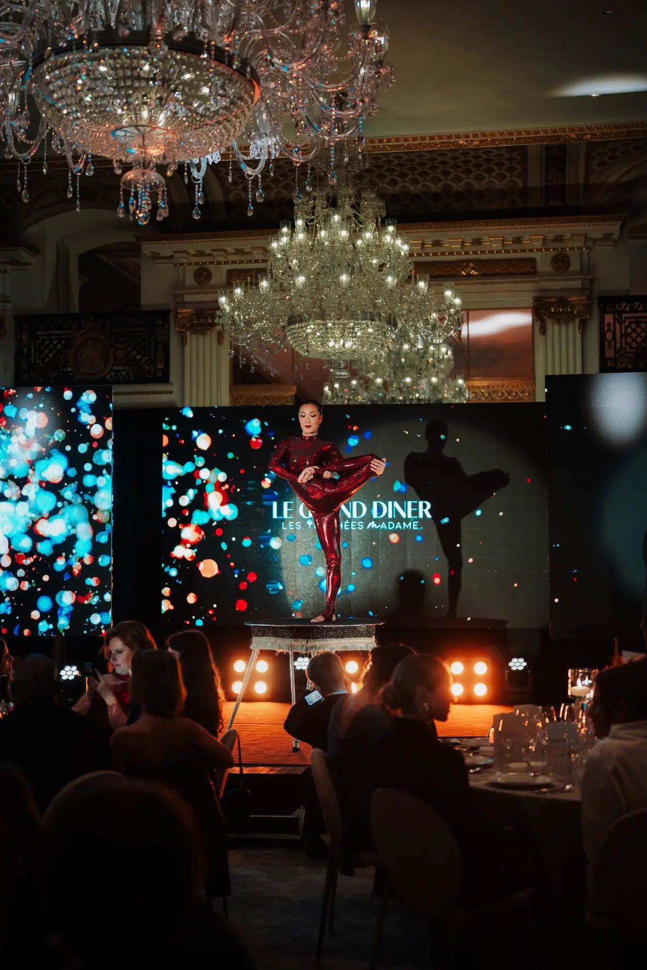 Contorsionniste en performance pendant le show des Trophées Madame 2026