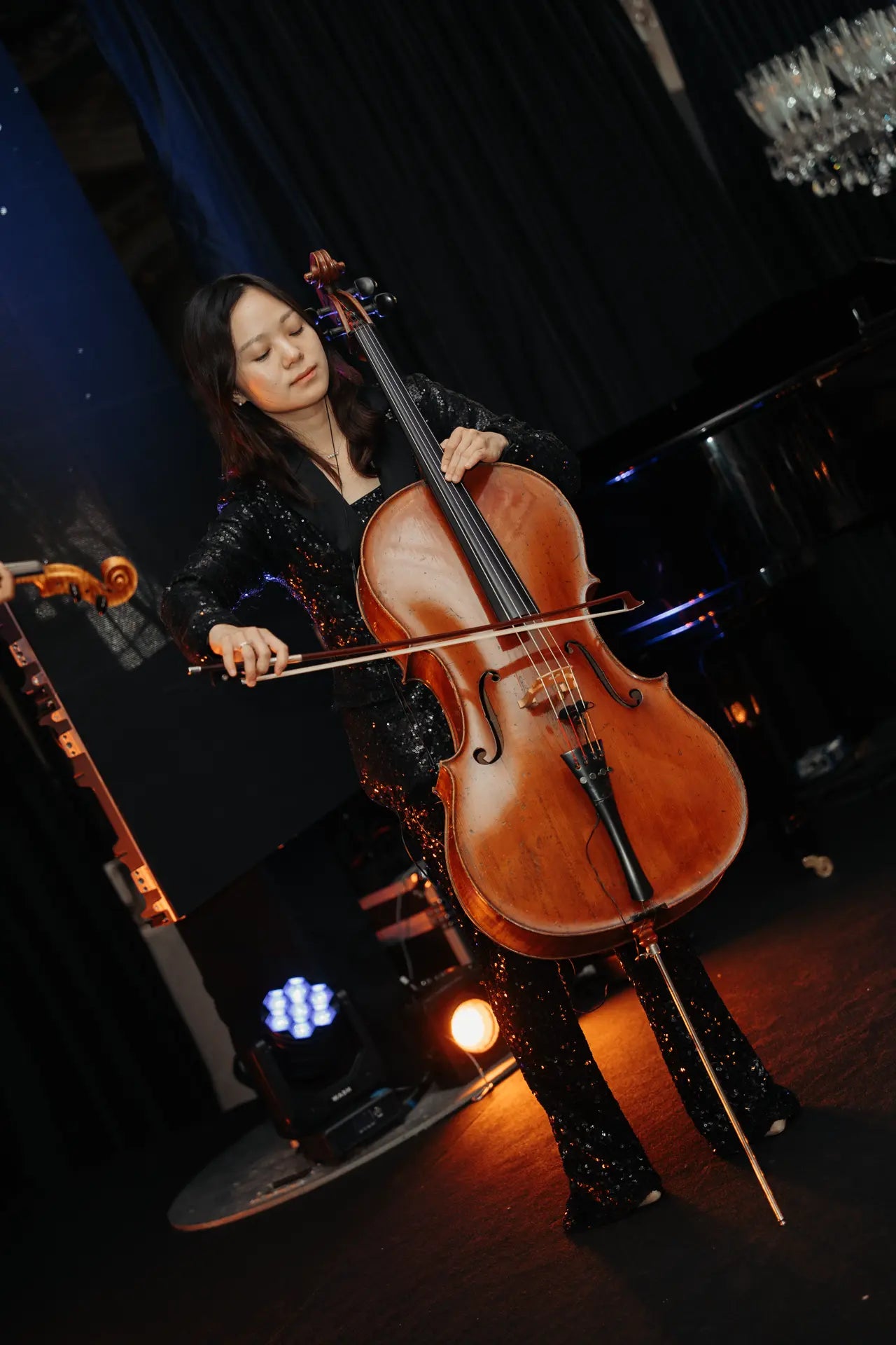 La contrebassiste joue sur la scène des Trophées Madame