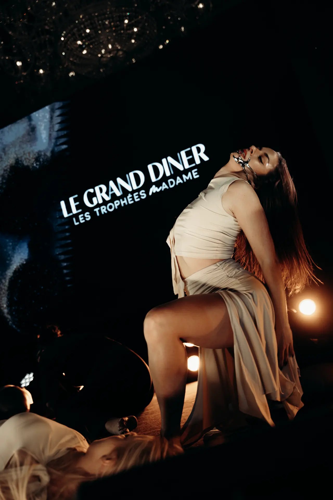 Danseuse en performance pendant la cérémonie. Logo des Trophées Madame visible sur l'écran géant en fond