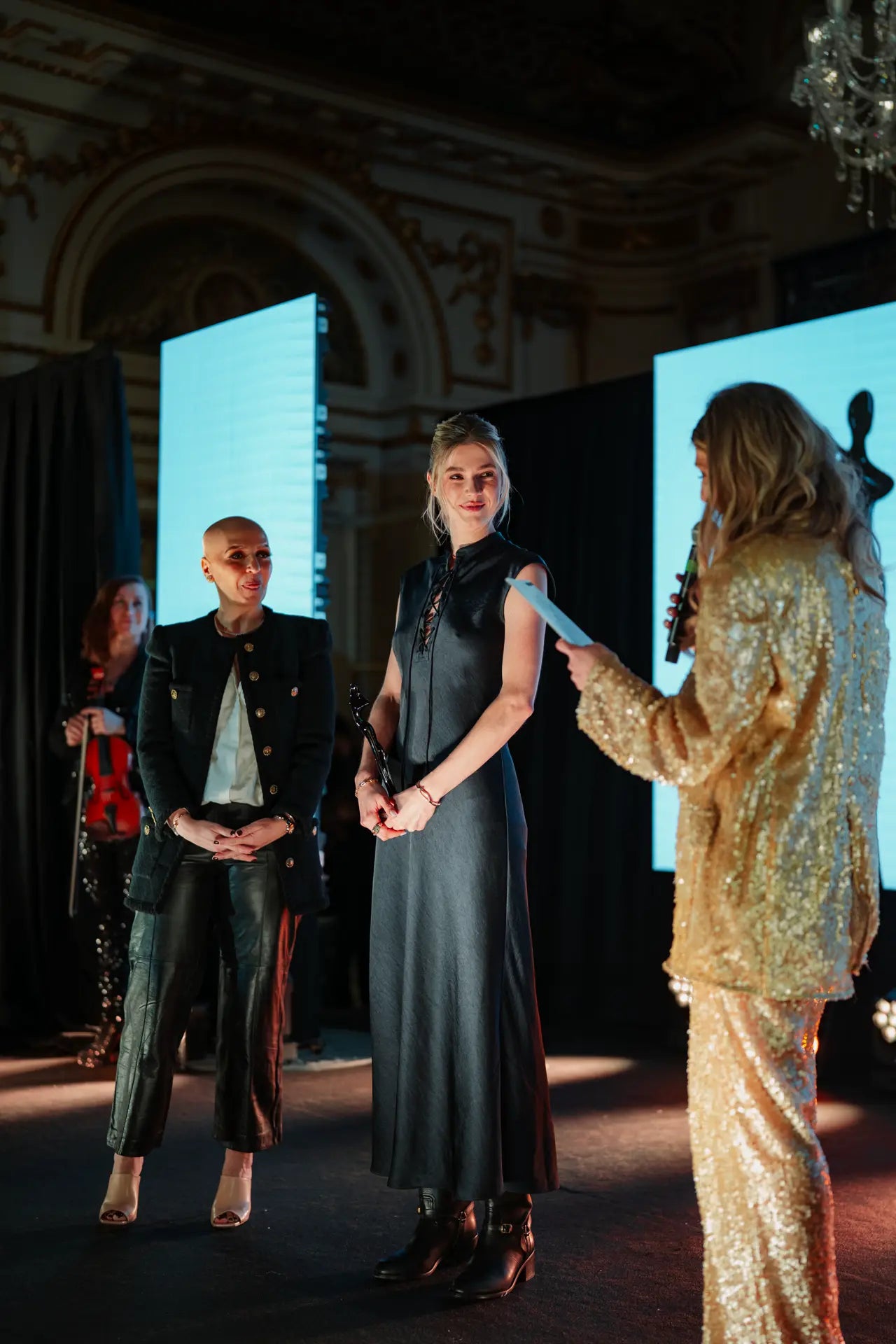 Disruptive Beauté et Melody Madar remettent un prix à Zita d'Hauteville lors des Trophées Madame 2026