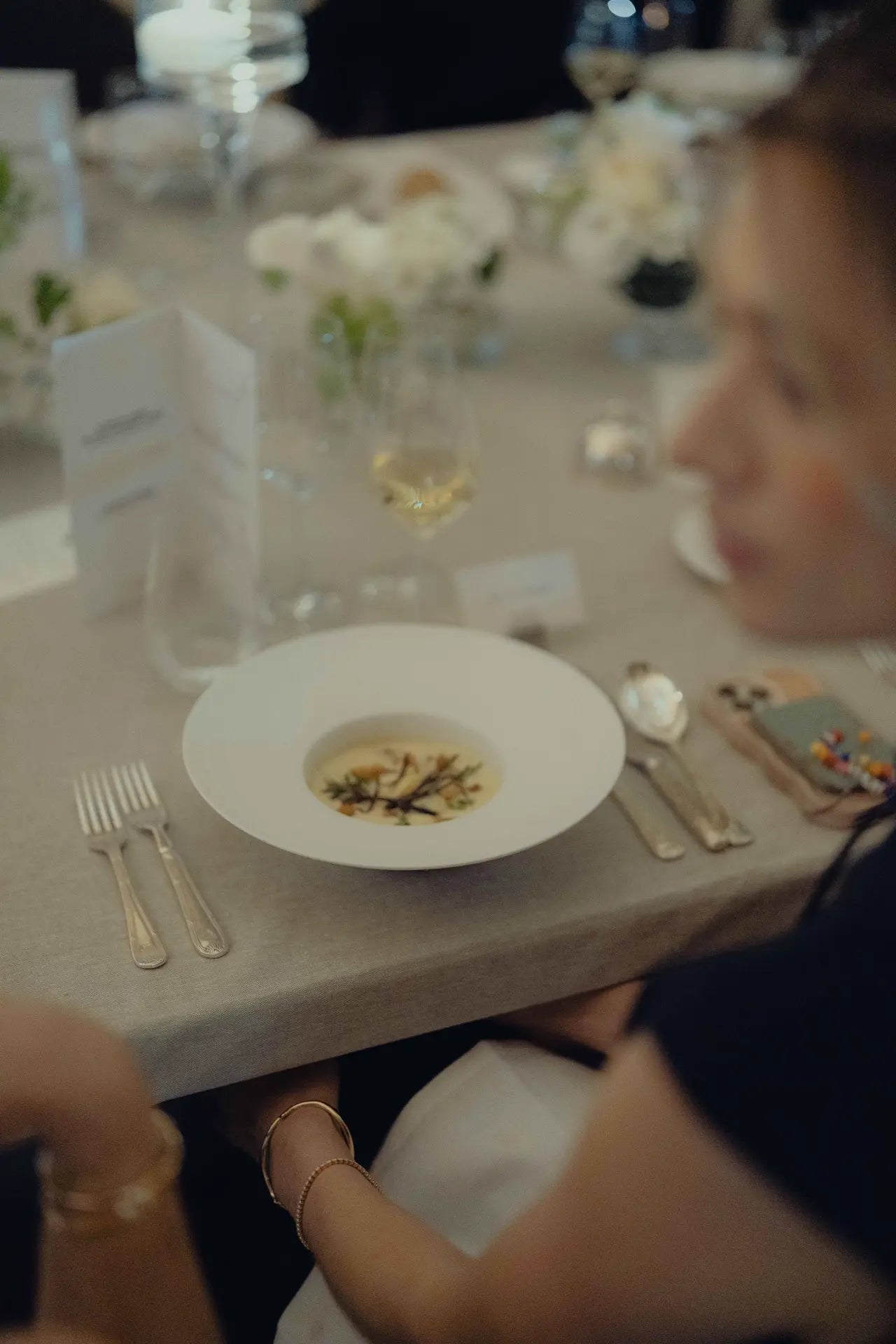 Vue sur une entrée servie pendant le dîner