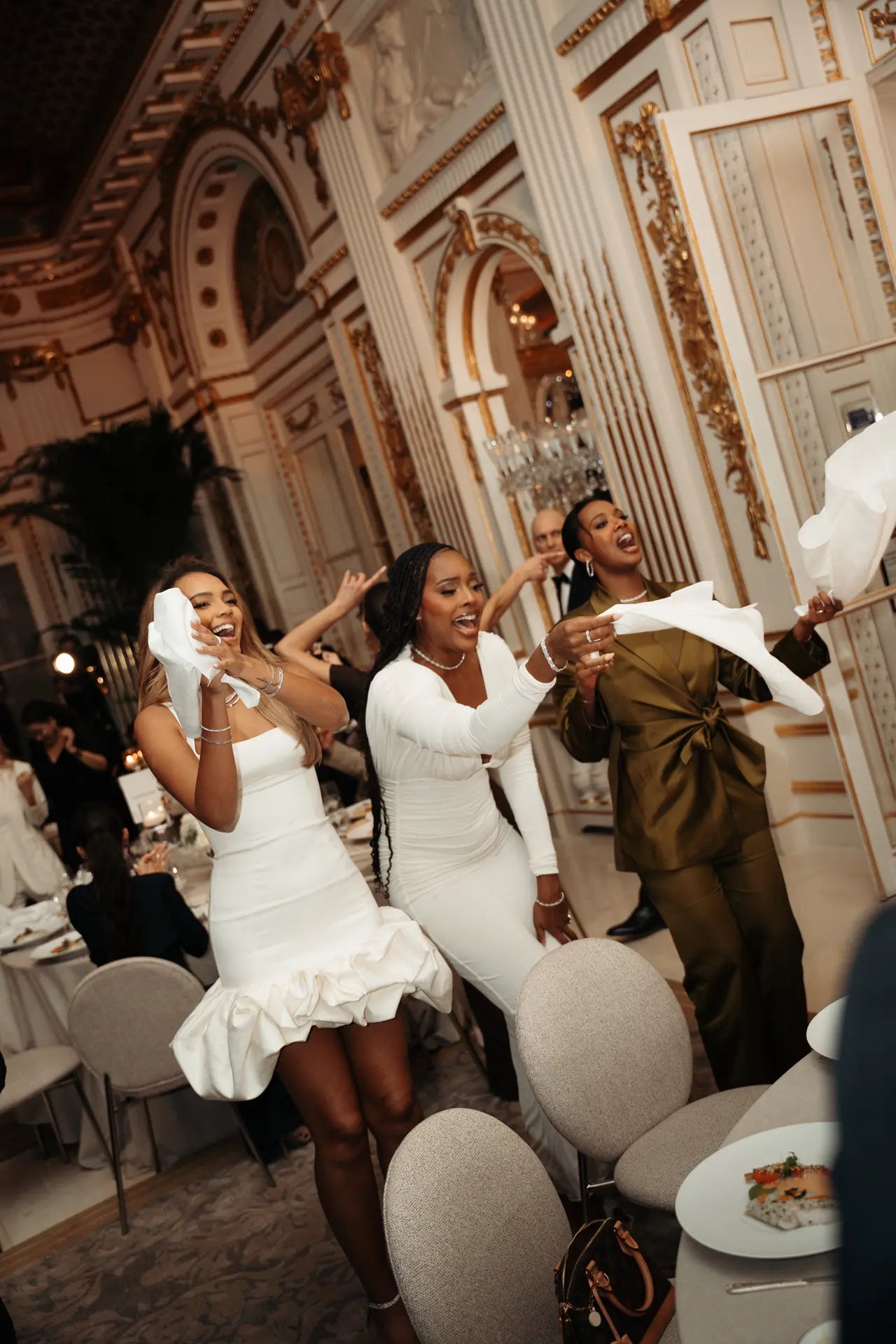 Indira Ampiot, Angélique Angarni-Filopon et Justine Kamara dansent pendant la cérémonie des Trophées Madame 2026