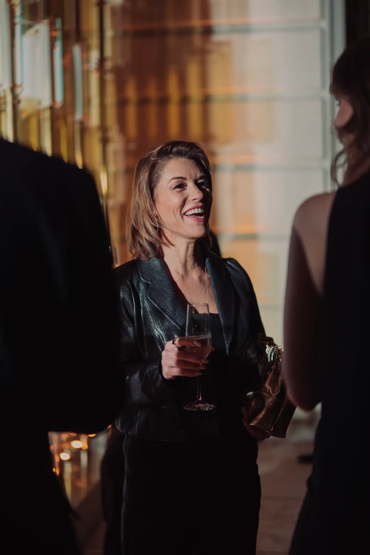 Laurie Peret rit pendant le cocktail