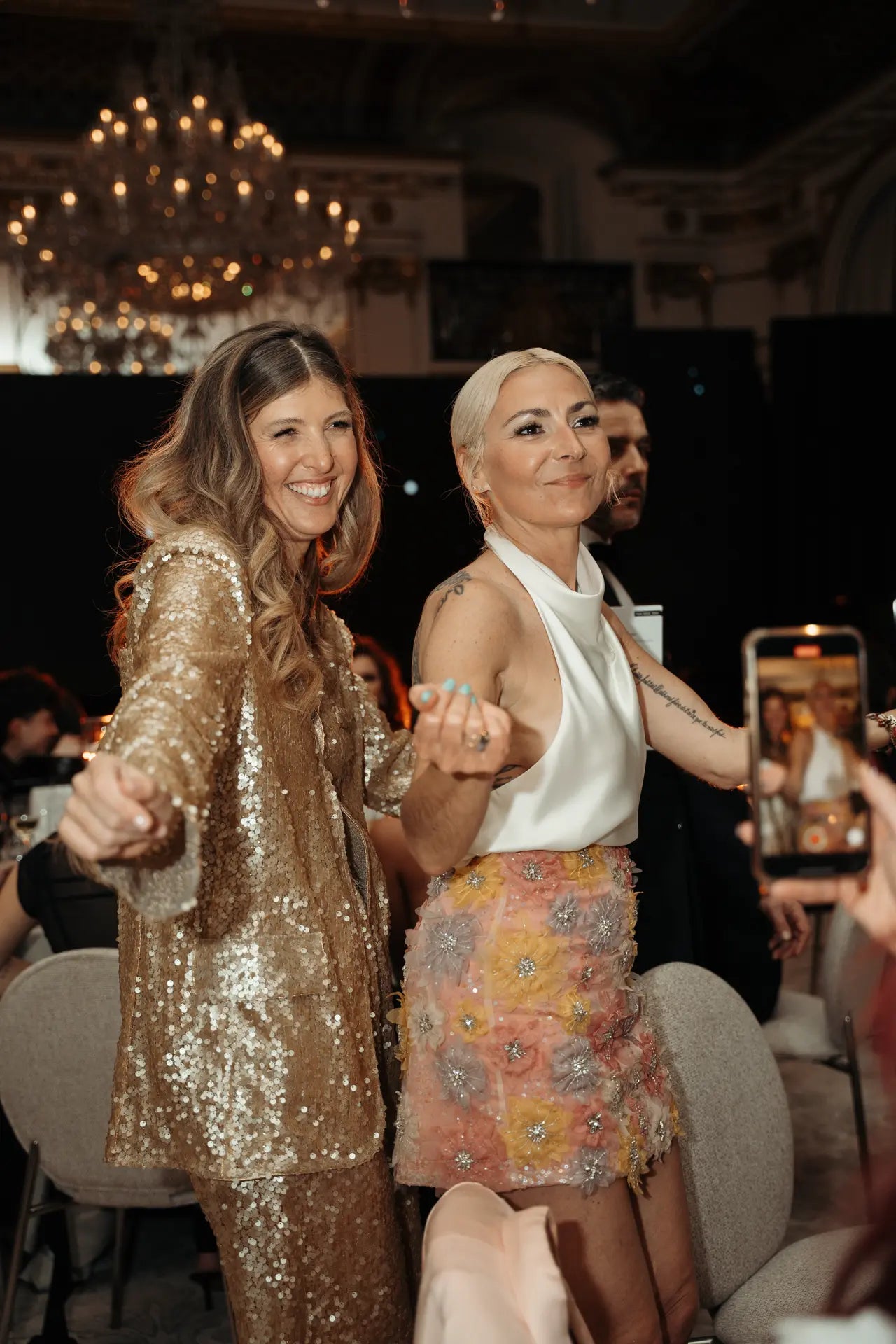 Melody Madar danse avec Laetitia Mendes pendant le show des Trophées Madame 2026