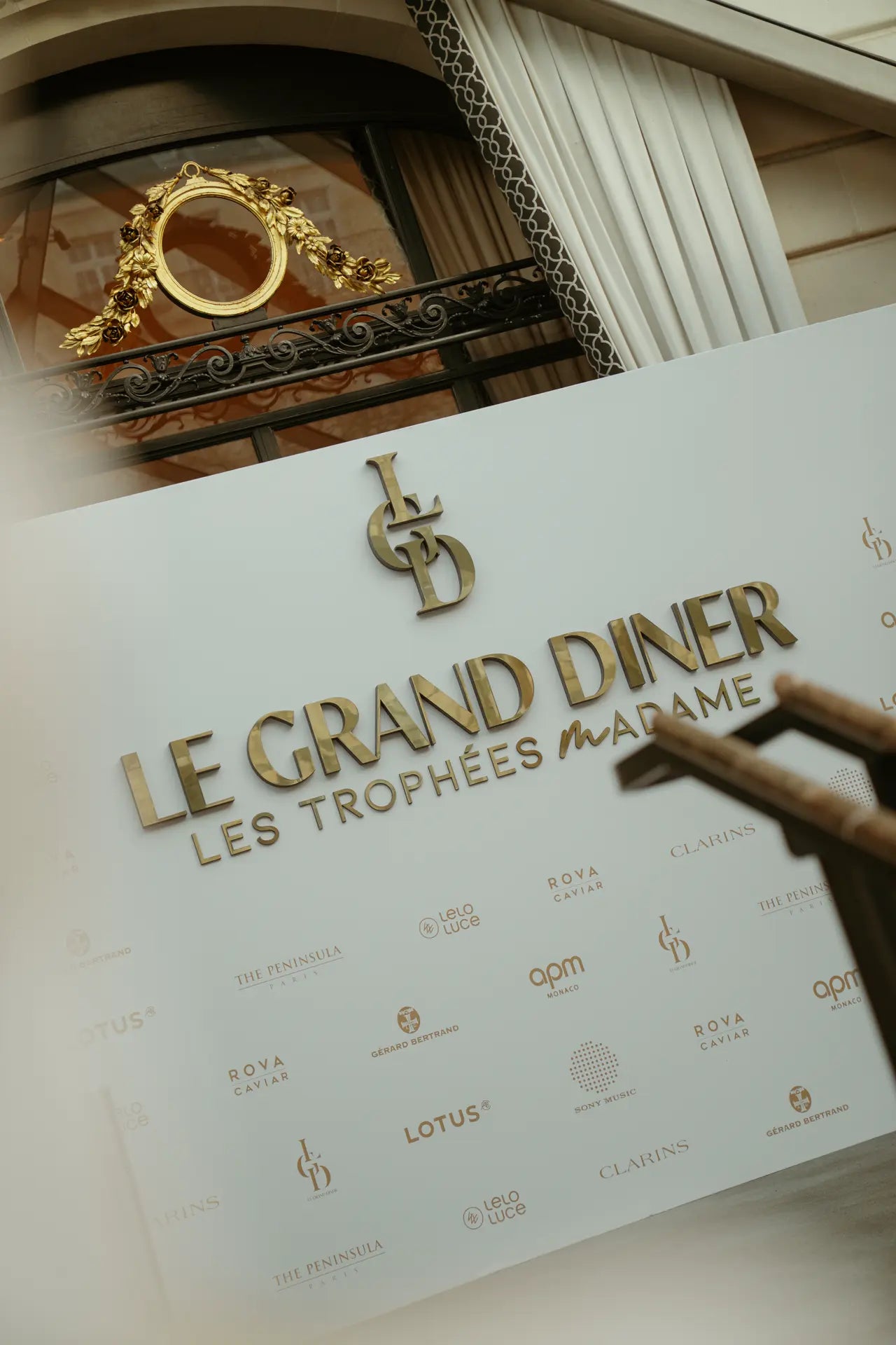 Vue resserrée sur le photocall vide avant la cérémonie