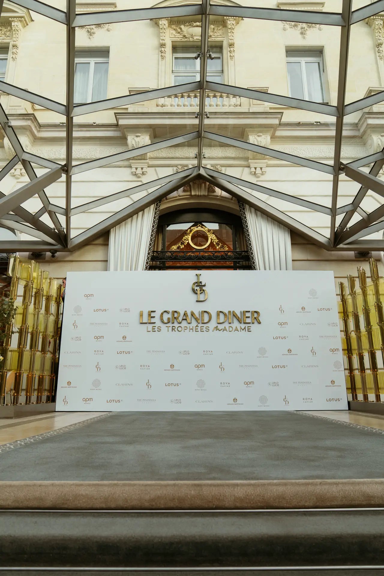 Vue large du Photocall à l'entrée du Peninsula, sous la verrière lors des Trophées Madame 2026