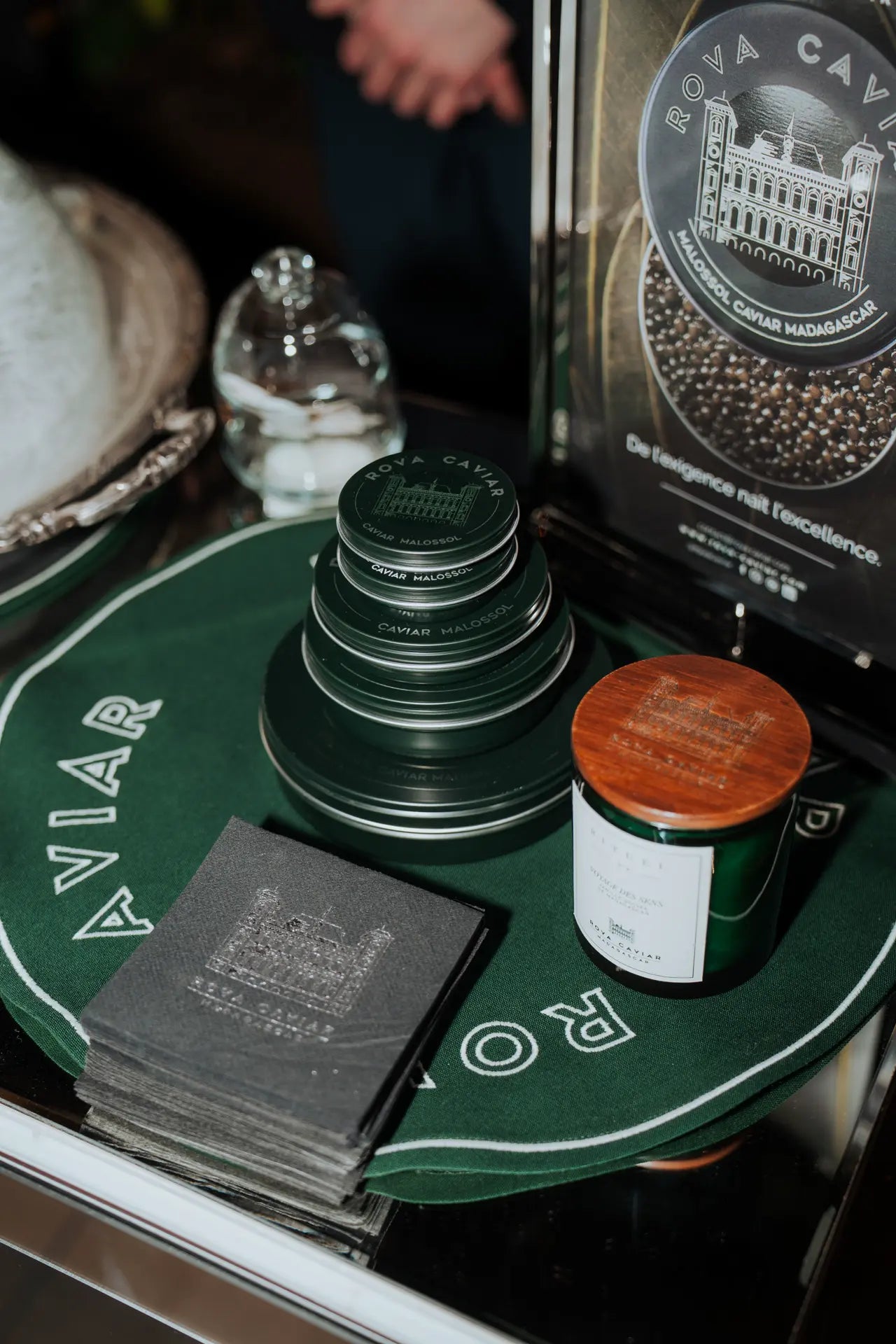 Vue des boites de caviar de notre partenaire Rova Caviar, servi pendant le dîner